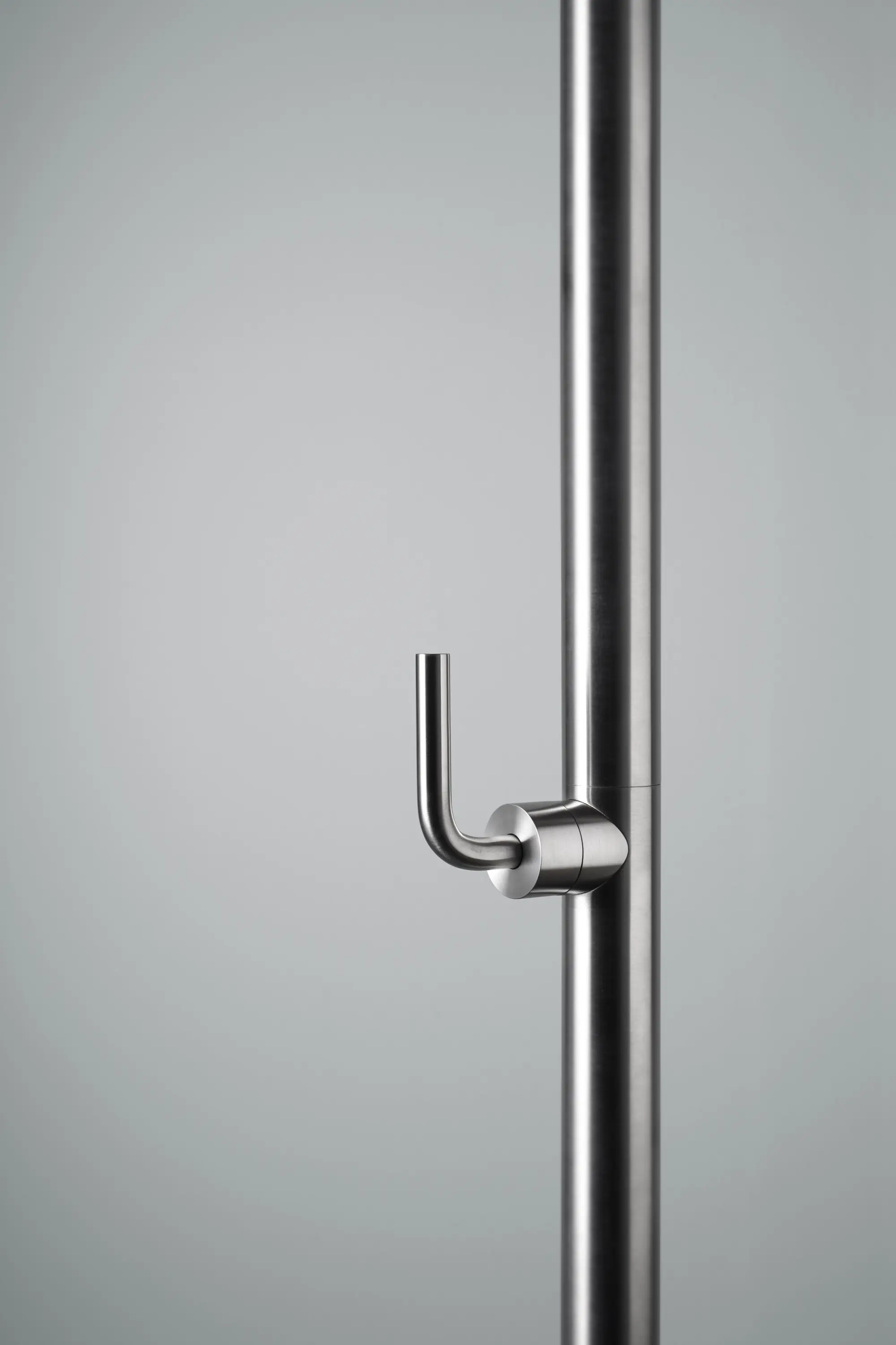Quadrodesign - Levo | Colonna doccia con getto a pioggia orientabile e miscelatore idroprogressivo in acciaio inossidabile