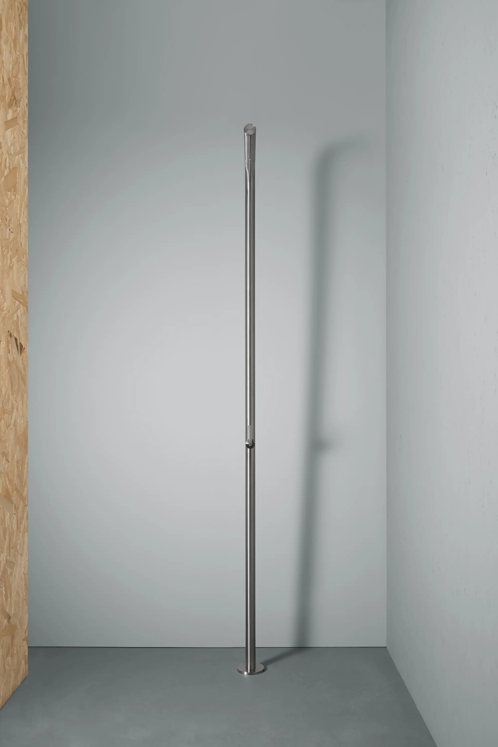 Quadrodesign - Levo | Colonna doccia con getto a pioggia orientabile e miscelatore idroprogressivo in acciaio inossidabile
