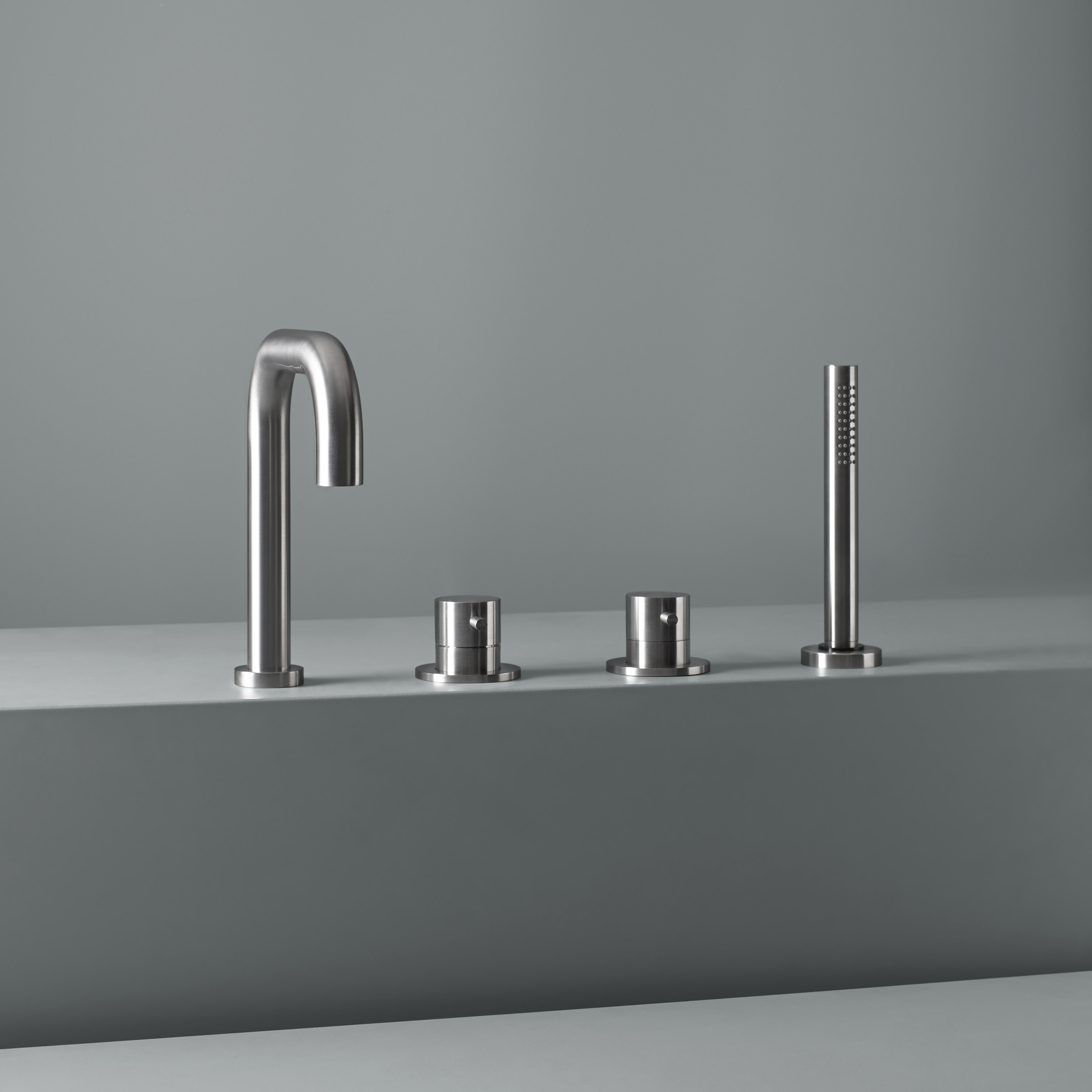 Mostrar el producto Ottavo | Grupo 2 mezcladores para borde bañera con caño y teleducha. En acero inoxidable. del fabricante Quadrodesign