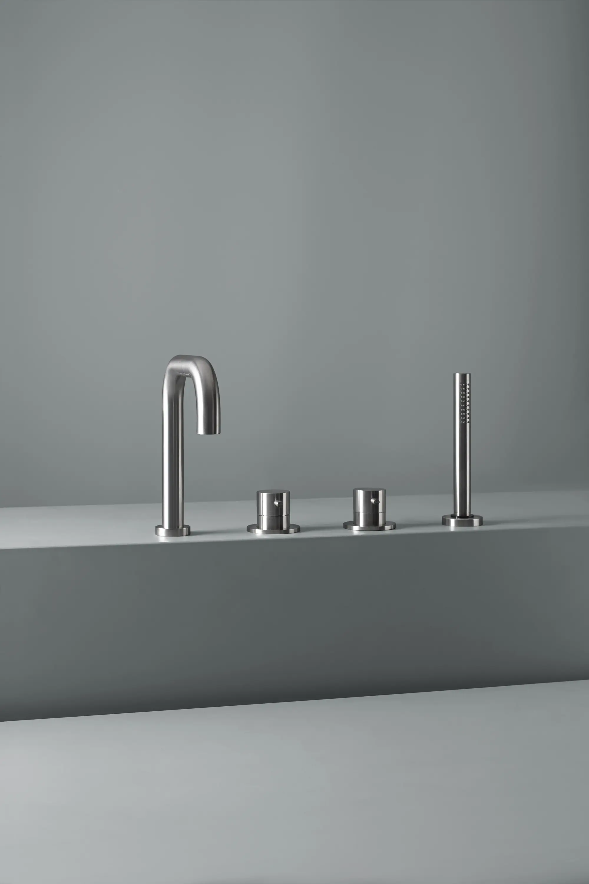 Quadrodesign - Ottavo | Groupe 2 mitigeurs pour plage de la baignoire avec bec et douchette.
En acier inoxydable.