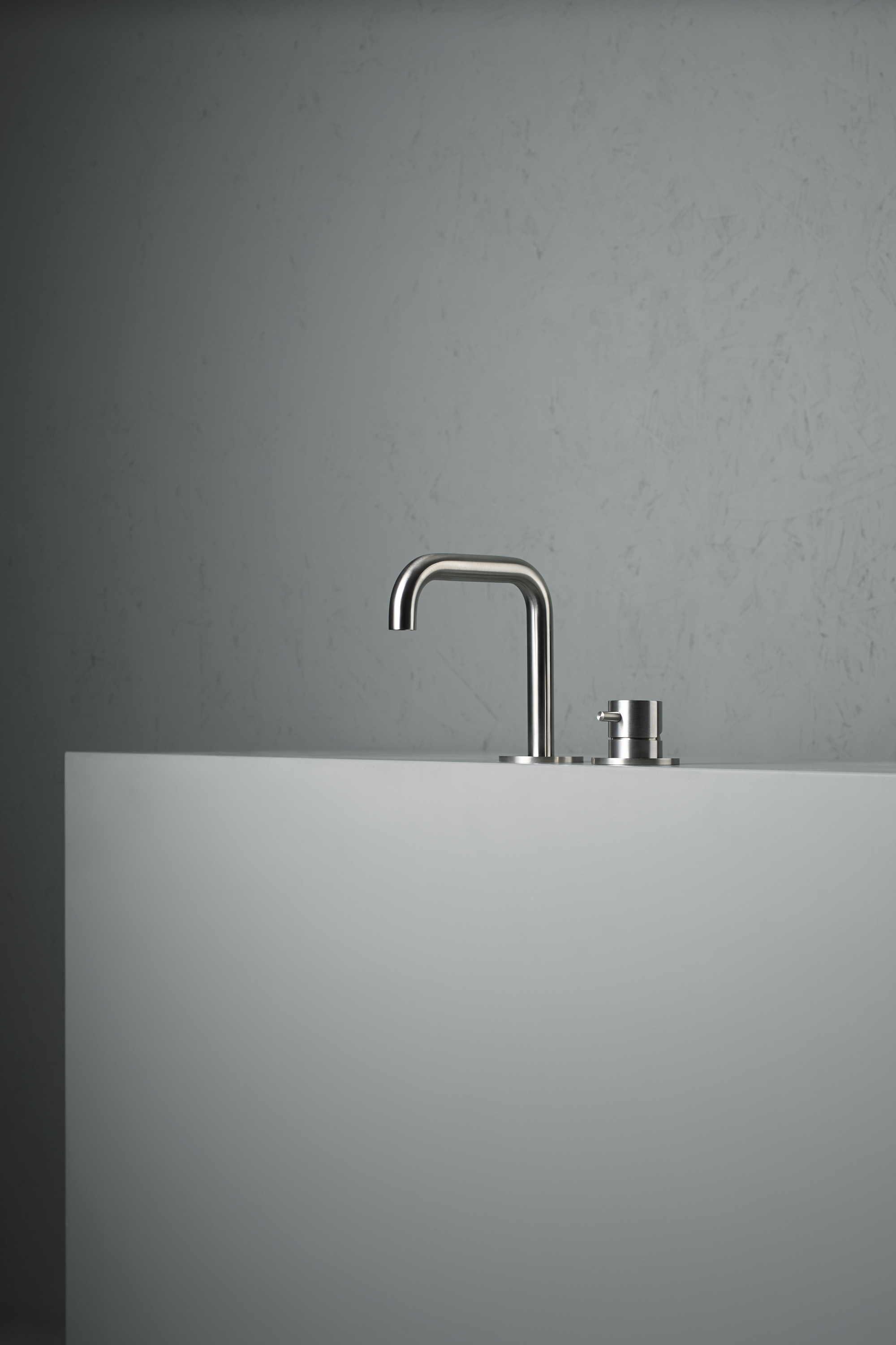 Afficher le produit Source | Mitigeur 2 trous avec bec orientable. 
En acier inoxydable. du fabricant Quadrodesign