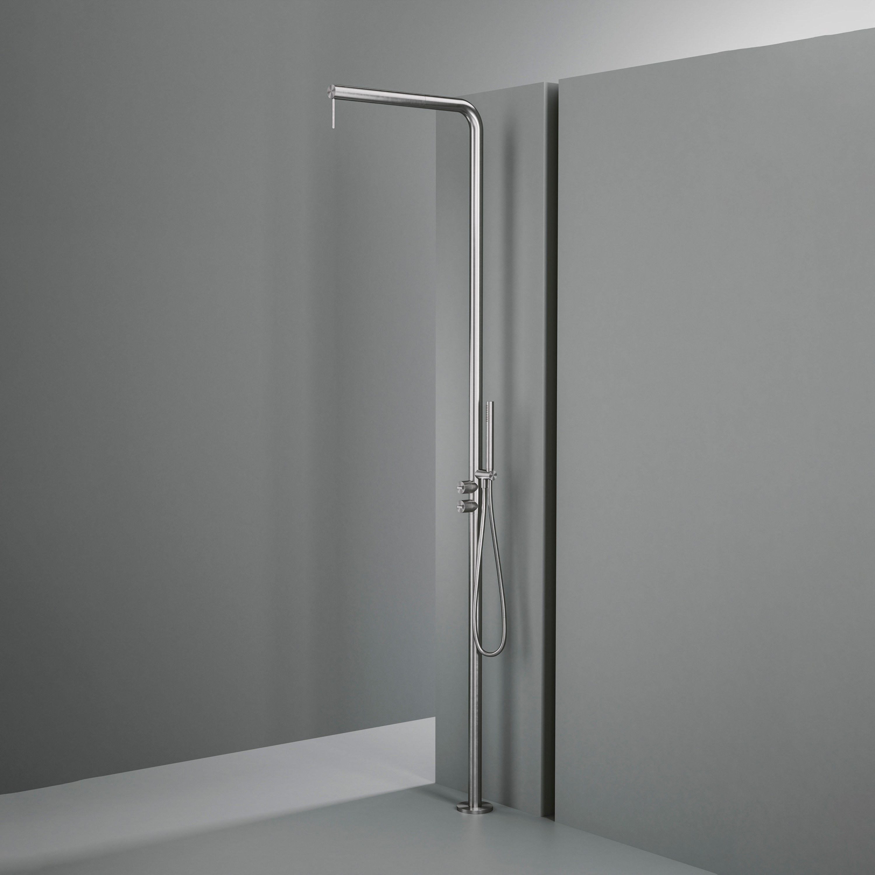 Display product Q | Outdoor shower column with rain adjustable shower head with hydroprogressive mixer, diverter and handshower. from manufacturer Quadrodesign