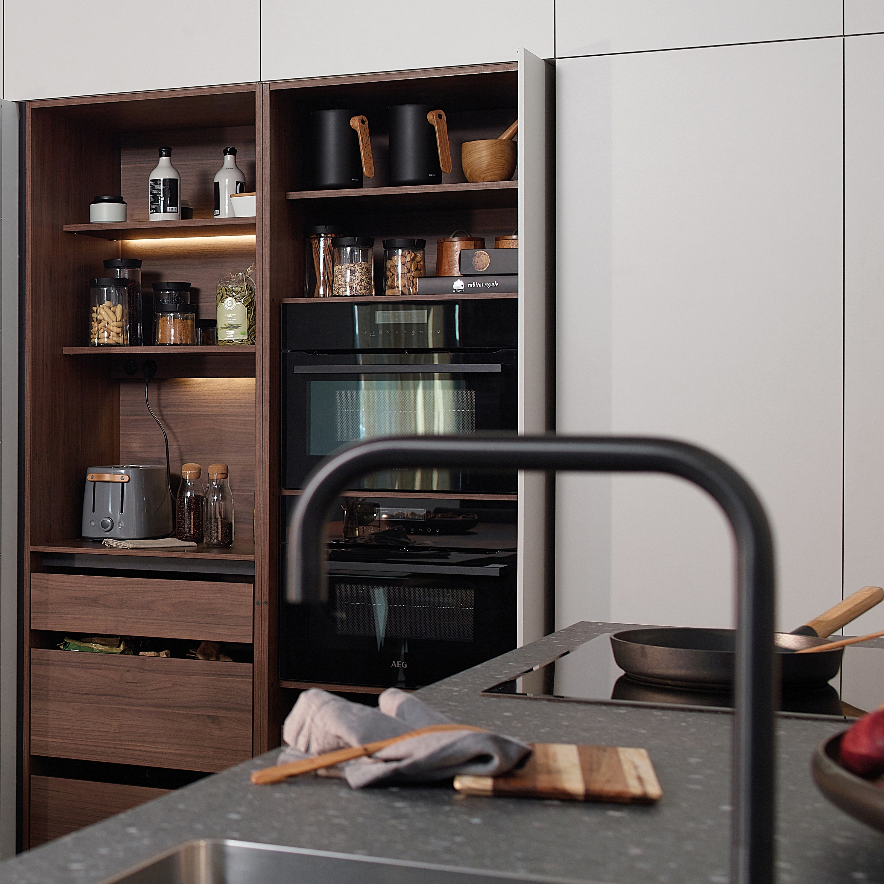 Mostrar el producto FINE Armario columna escamoteable del fabricante Santos
