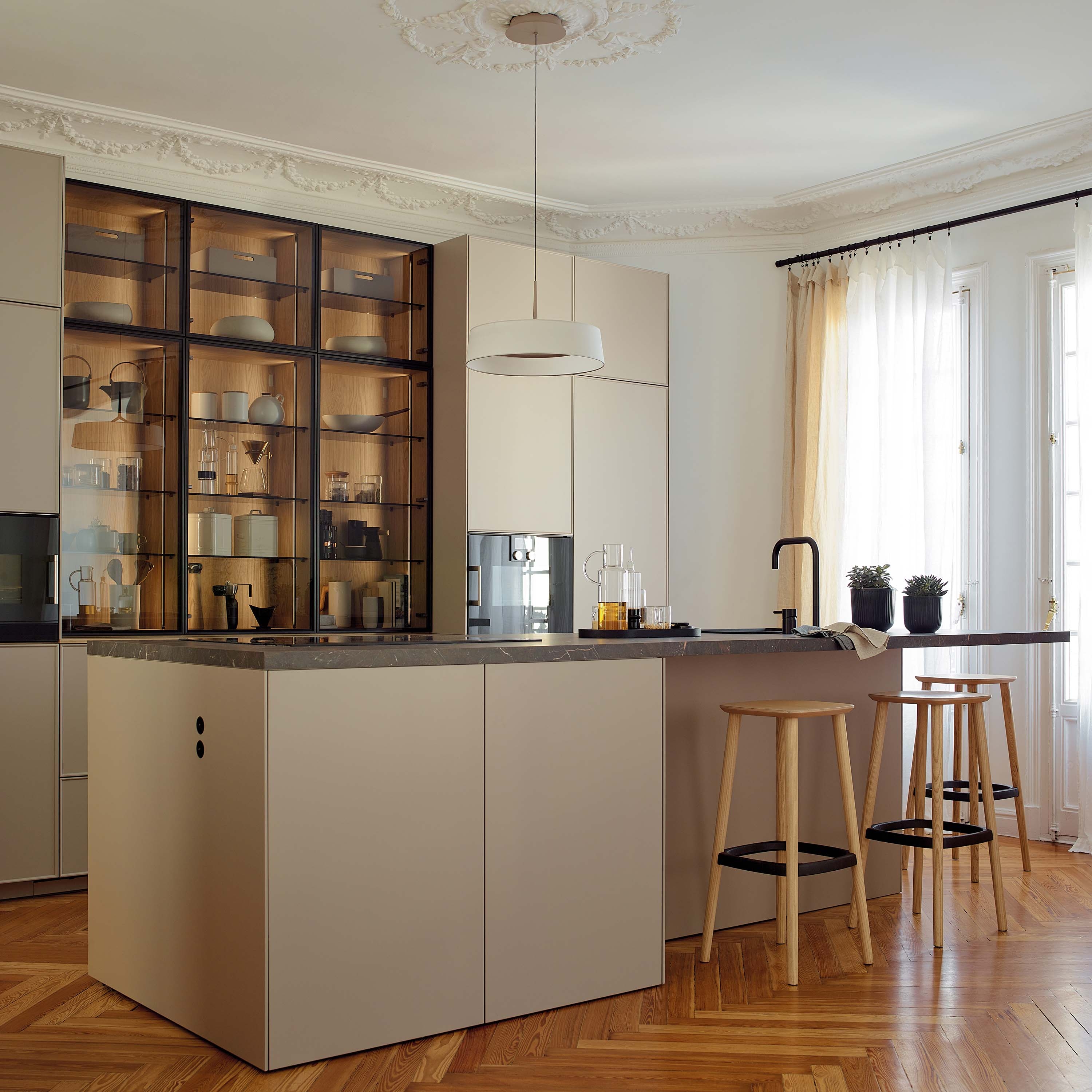Display product CUADRO Island with extended worktop from manufacturer Santos
