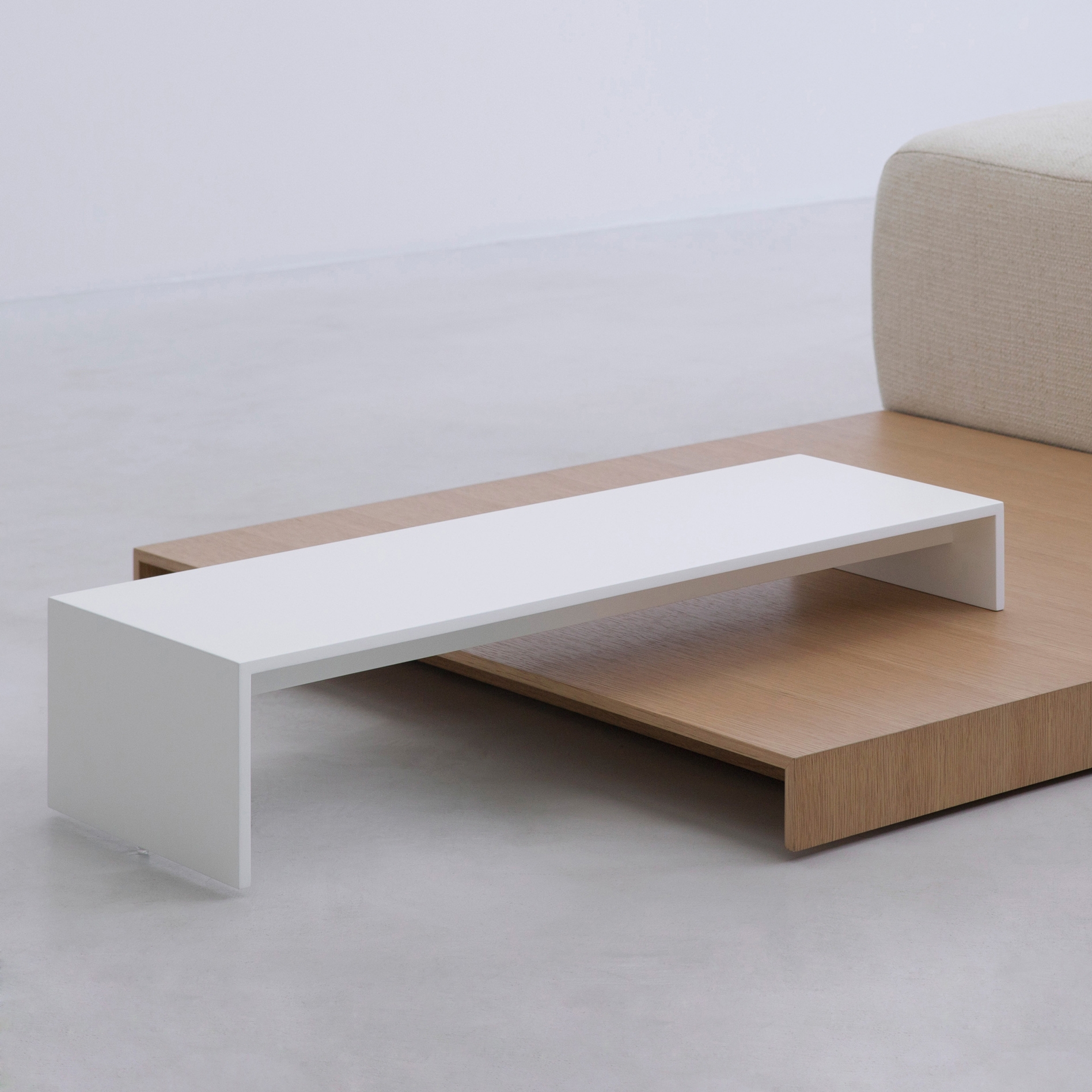 Produkt FRONT | table des Herstellers By interiors inc. anzeigen