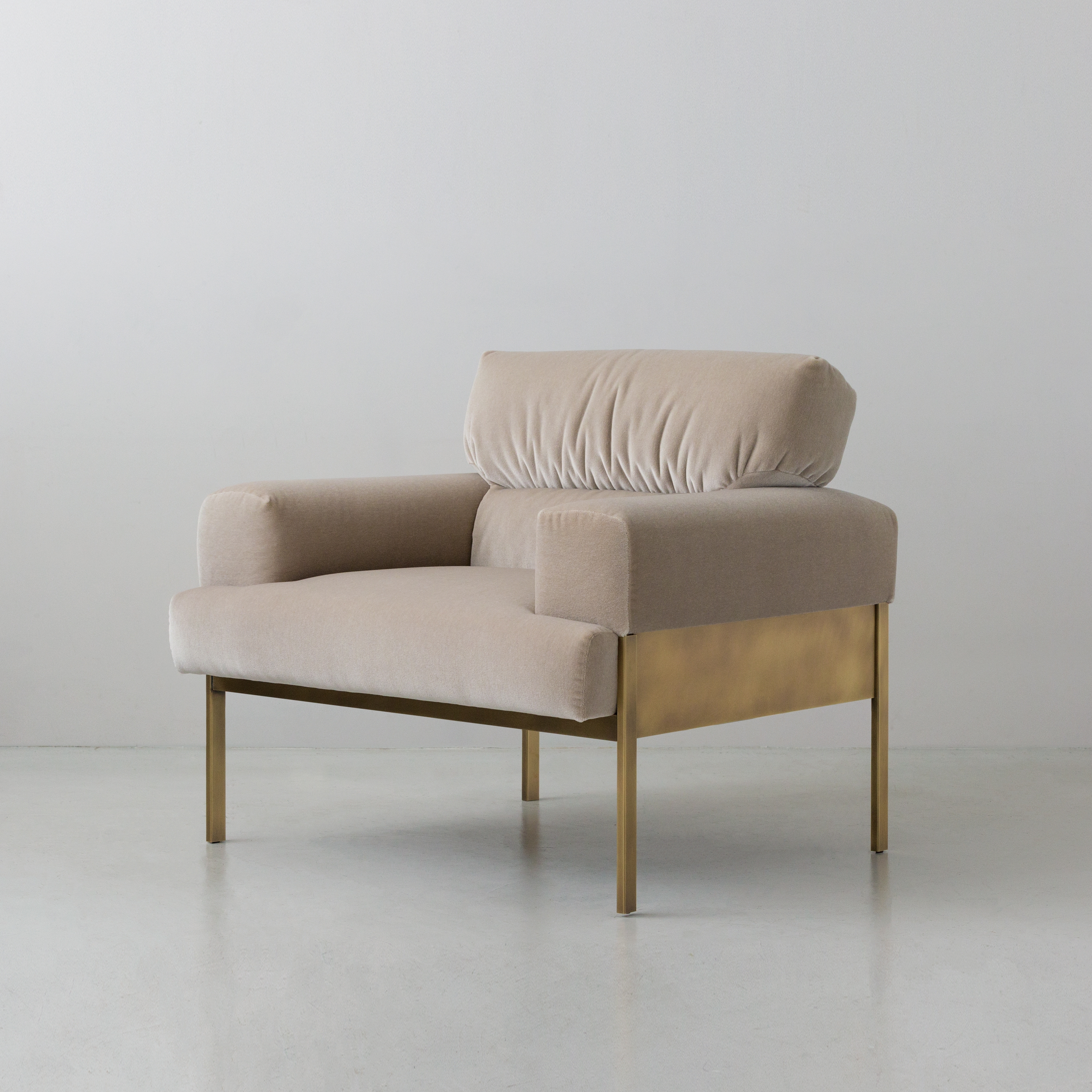 Produkt SUKI | armchair des Herstellers By interiors inc. anzeigen