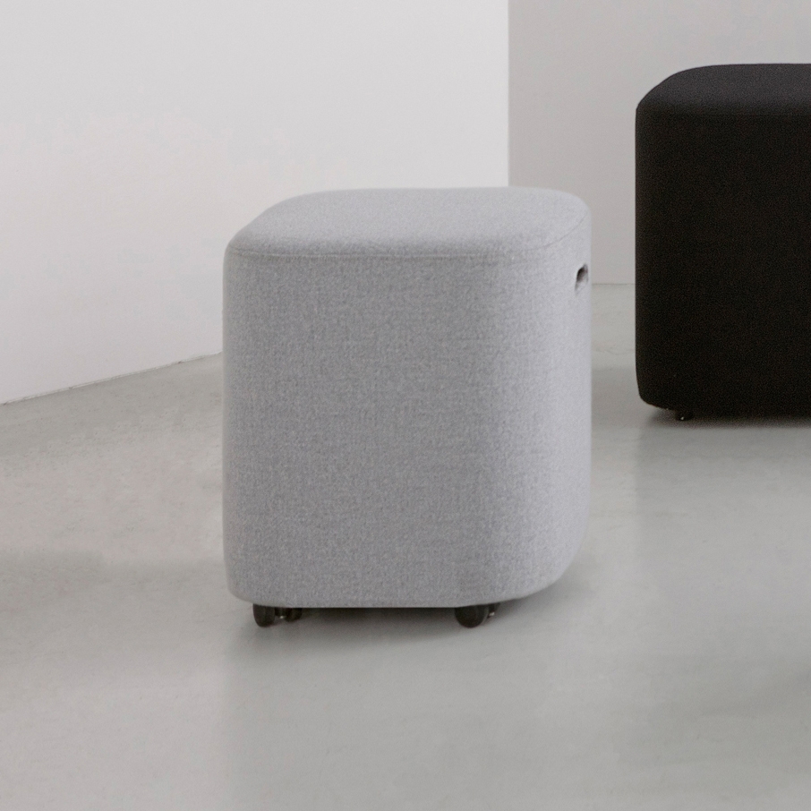 Afficher le produit LOAF I pouf du fabricant By interiors inc.