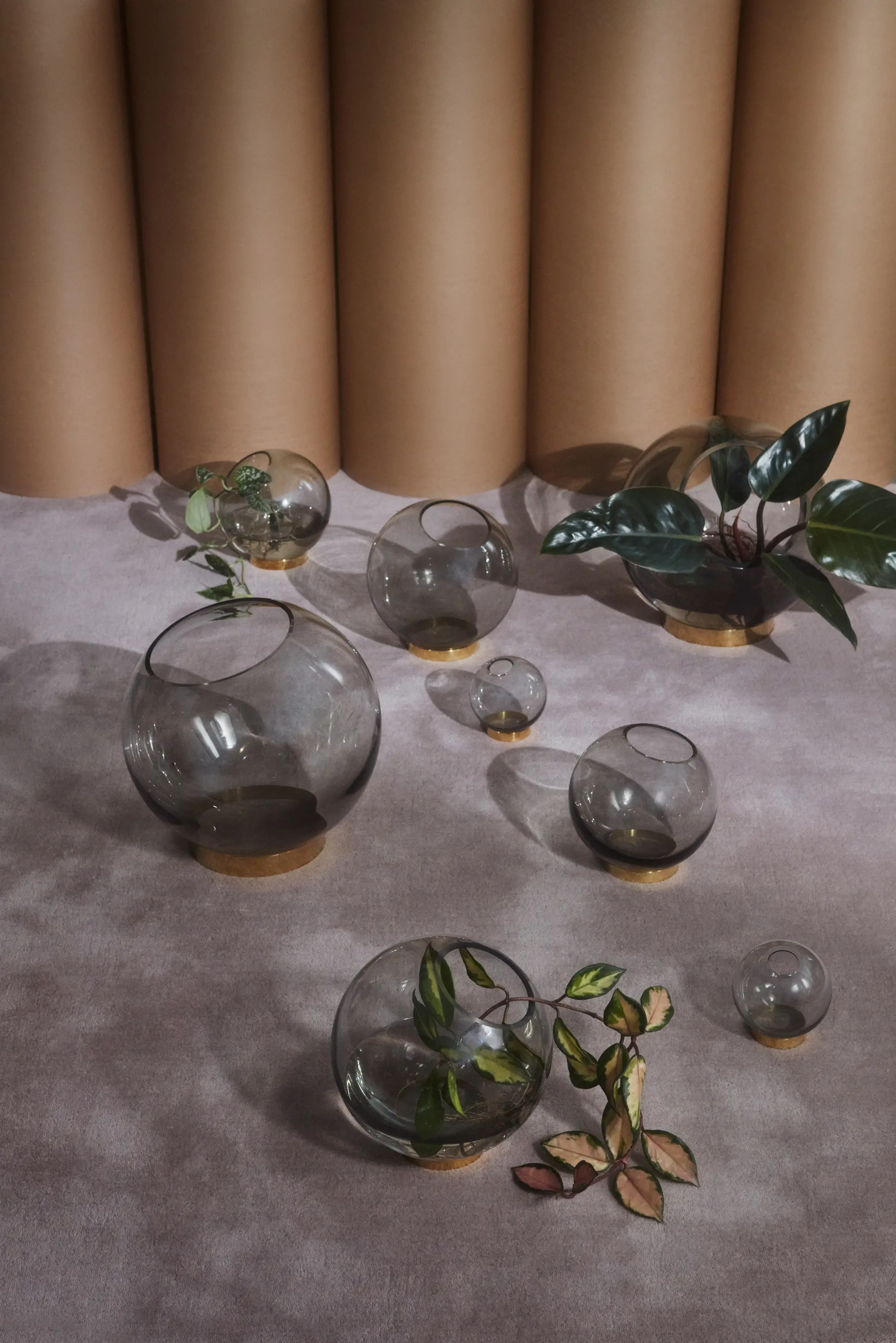 AYTM - Globe | vase w. stand medium