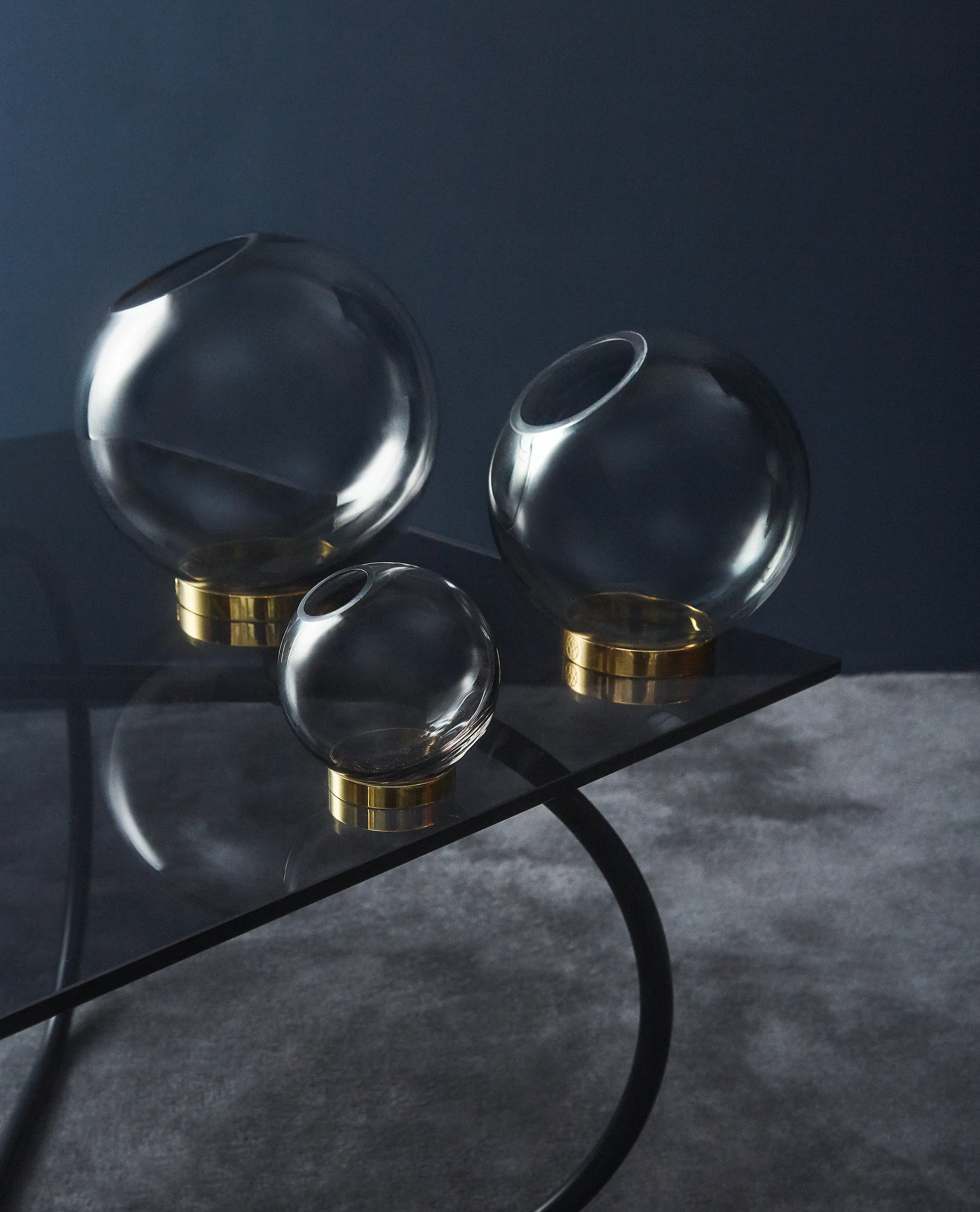 AYTM - Globe | vase w. stand medium
