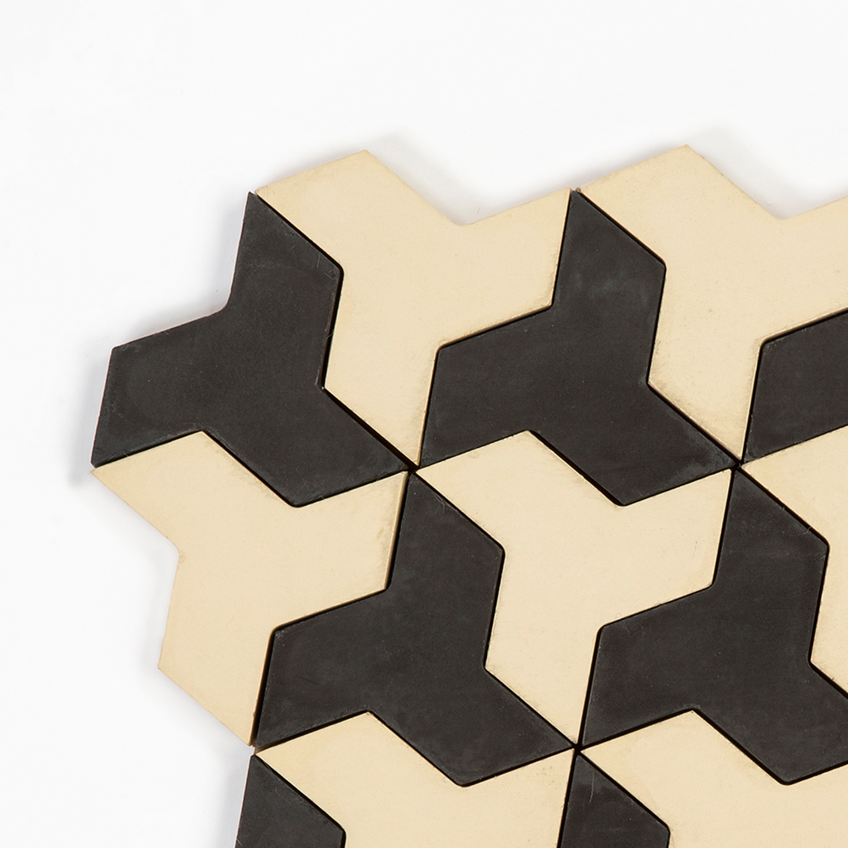 Display product Discus - CreamBlack from manufacturer Granada Tile