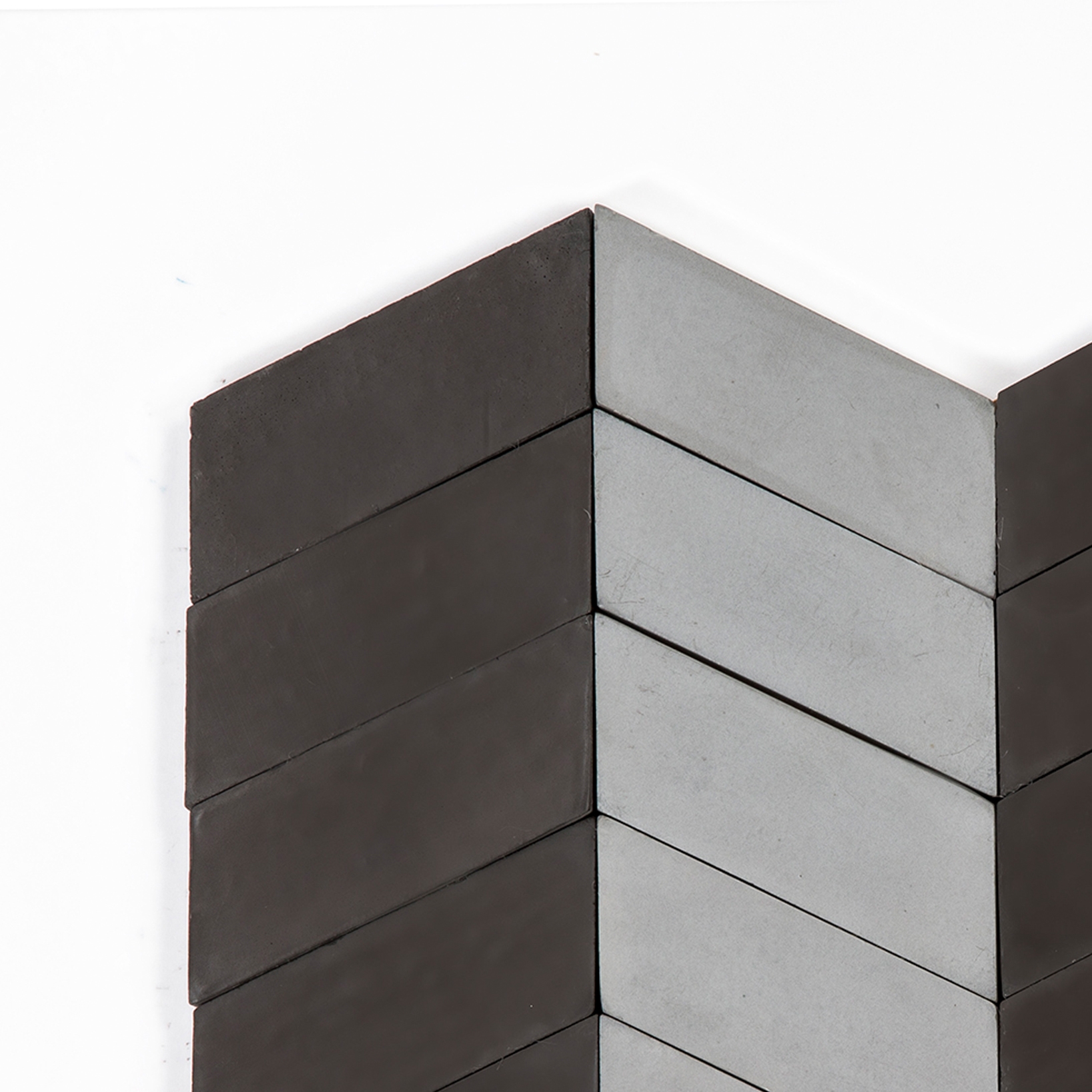 Long-Chevron-Parade-silver-black
