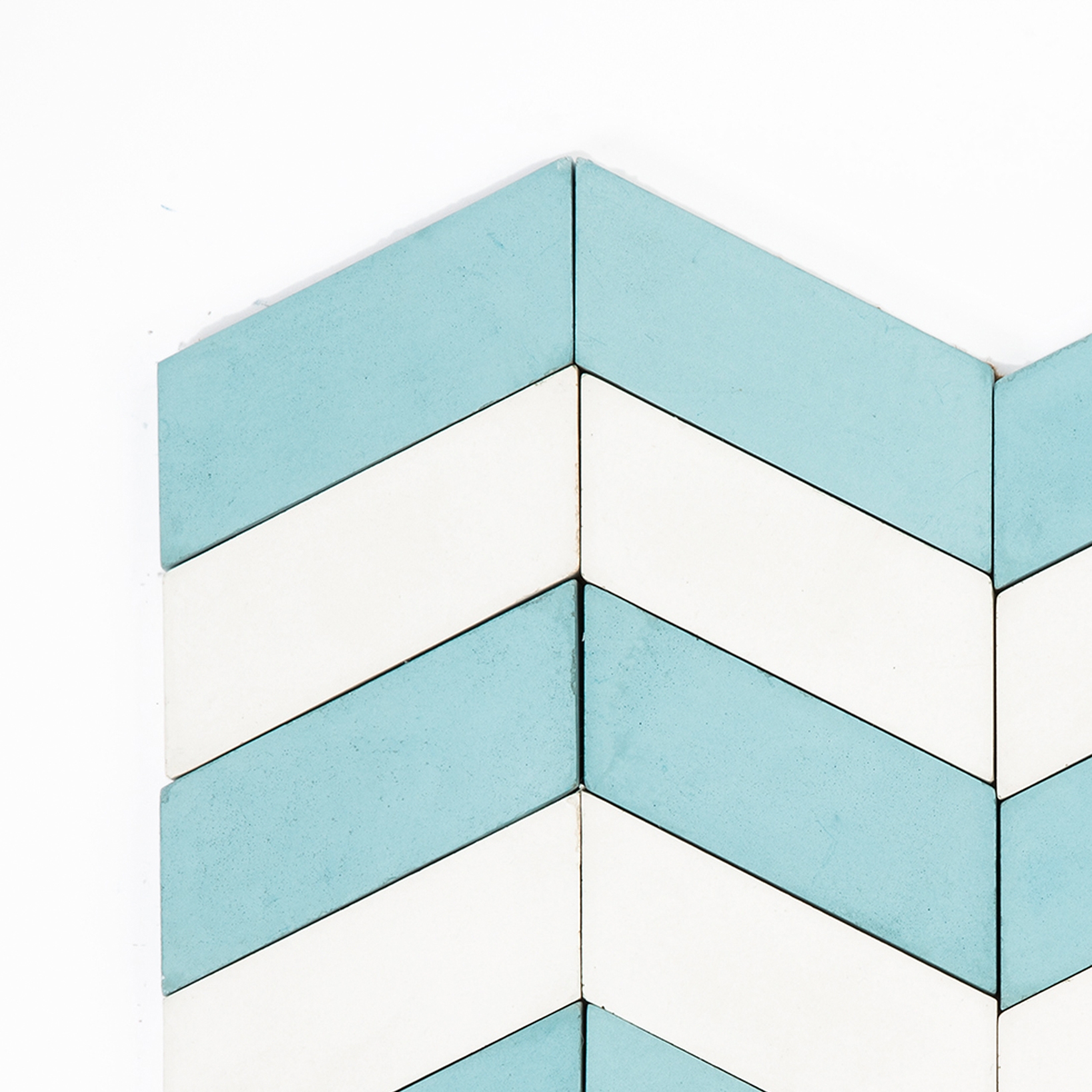 Mostra il prodotto Long-Chevron-Waves-aqua-white del produttore Granada Tile