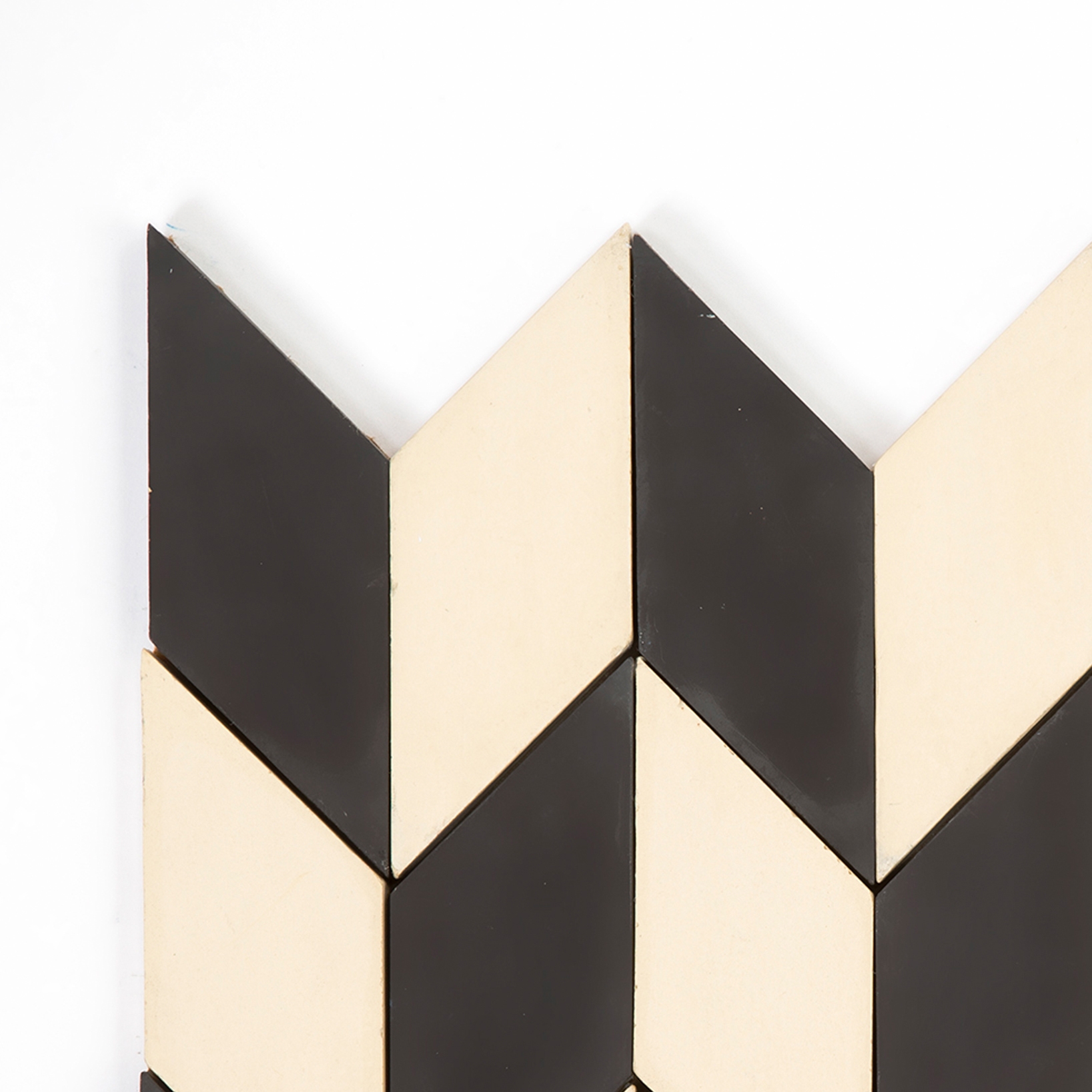 Short-Accordion-Hopscotch-black-cream