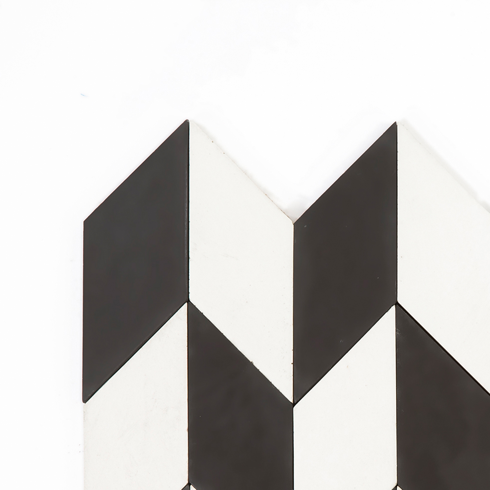 Short-Accordion-Hopscotch-white-black