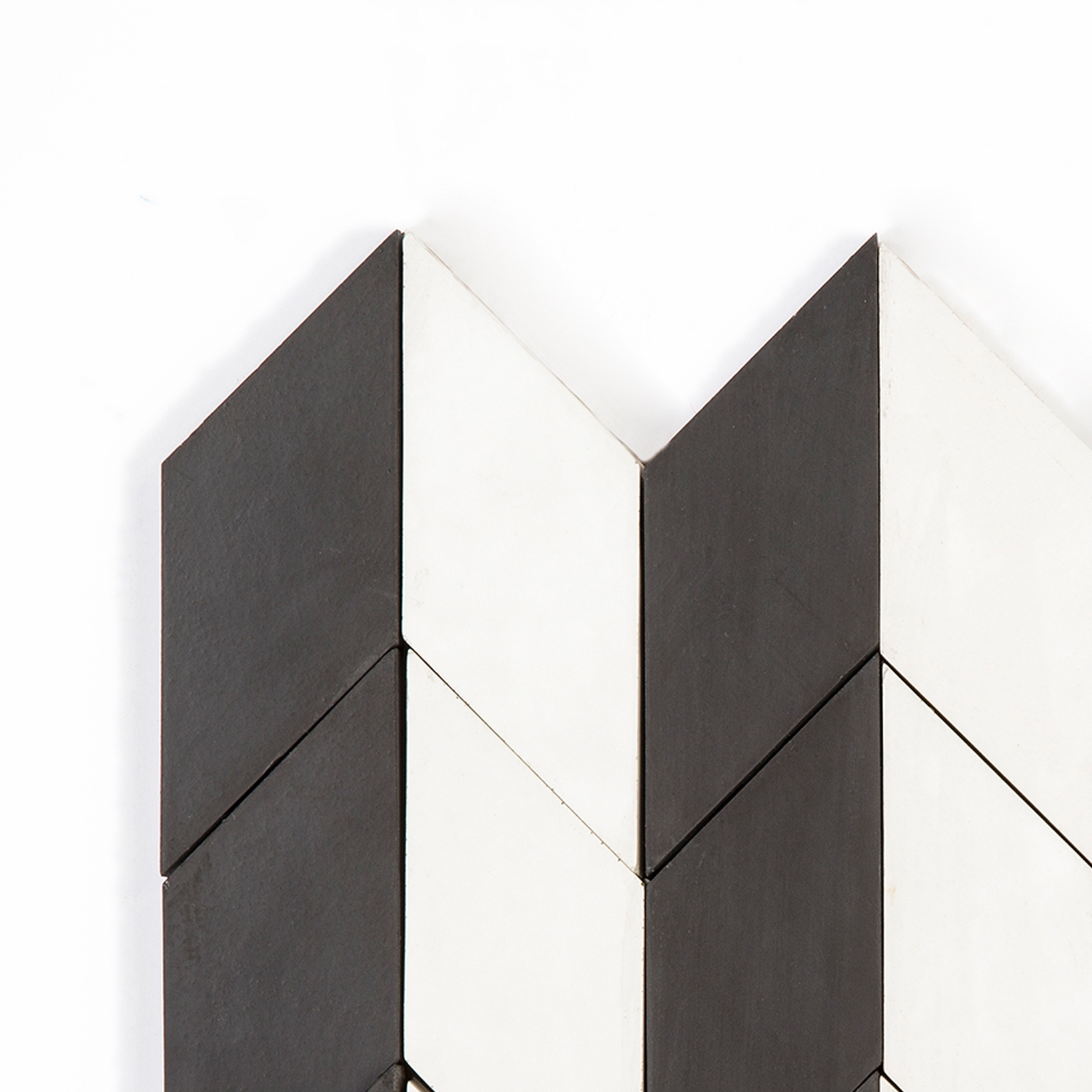 Mostra il prodotto Short-Accordion-Parade-black-white del produttore Granada Tile
