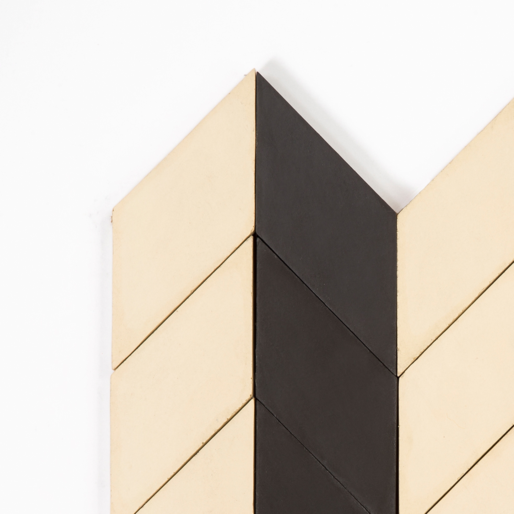Short-Chevron-Parade-black-cream