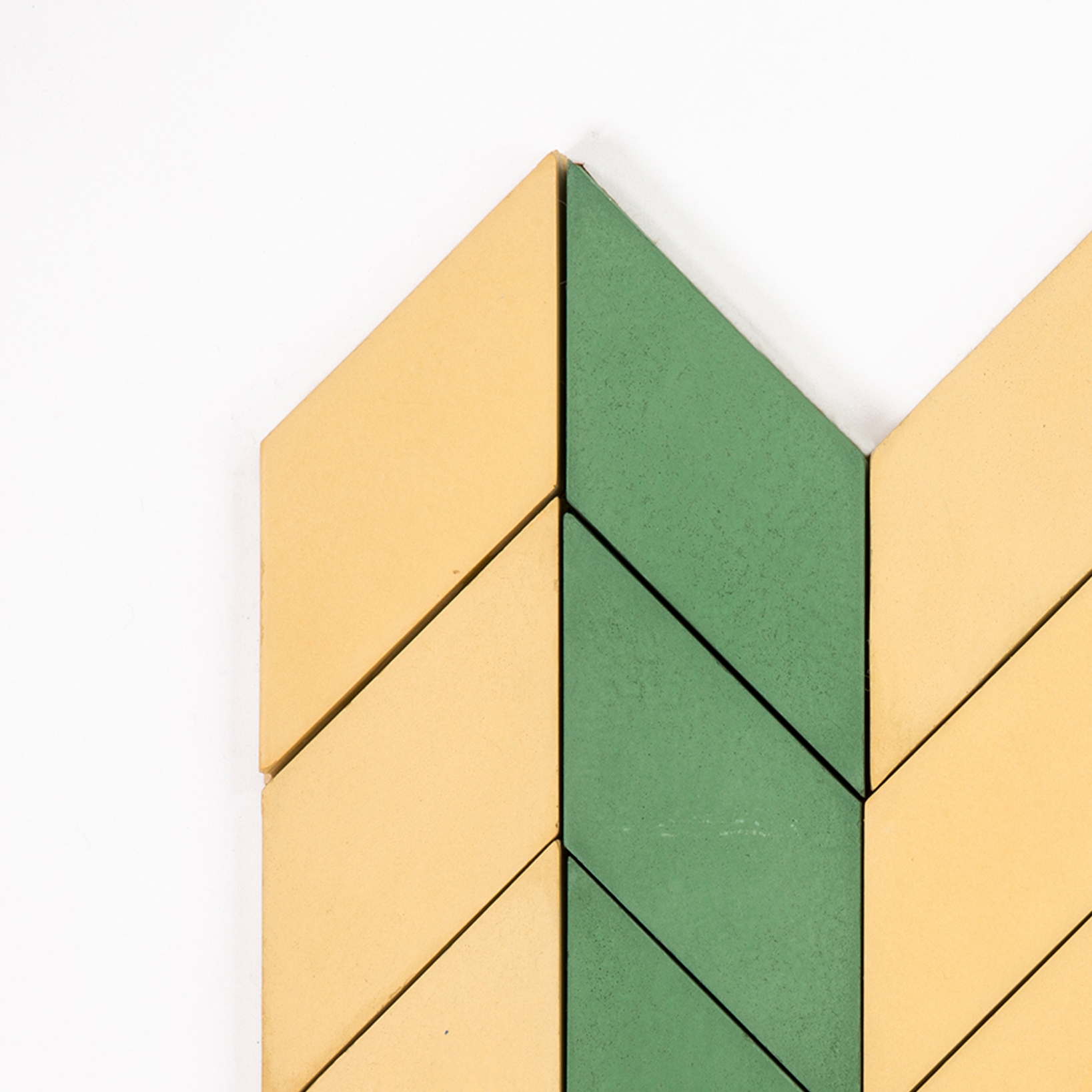 Mostra il prodotto Short-Chevron-Parade-yellow-pine del produttore Granada Tile