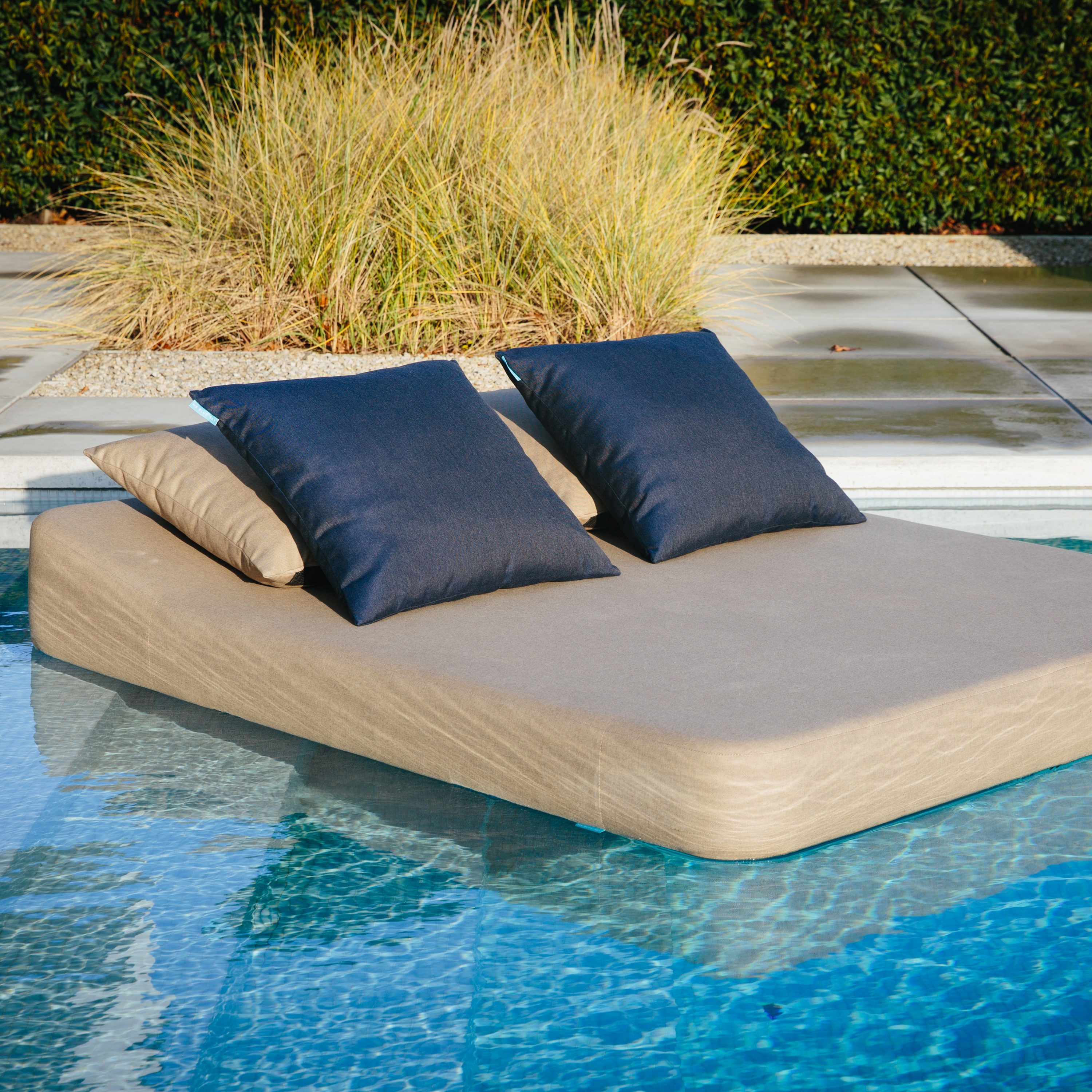 Display product Jackie | floating lounger twin from manufacturer flotiq