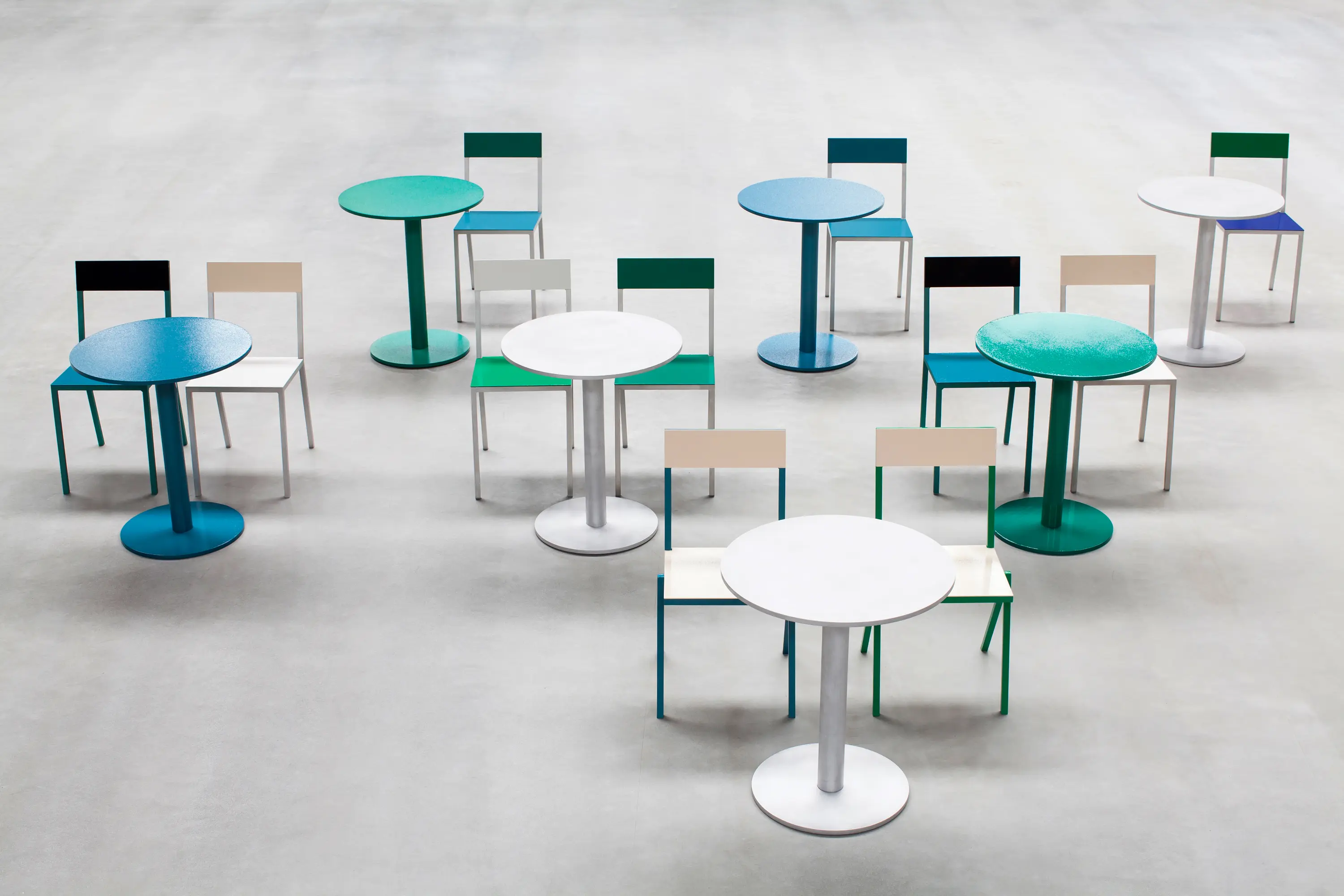 valerie_objects - round table S | hammerpaint blue