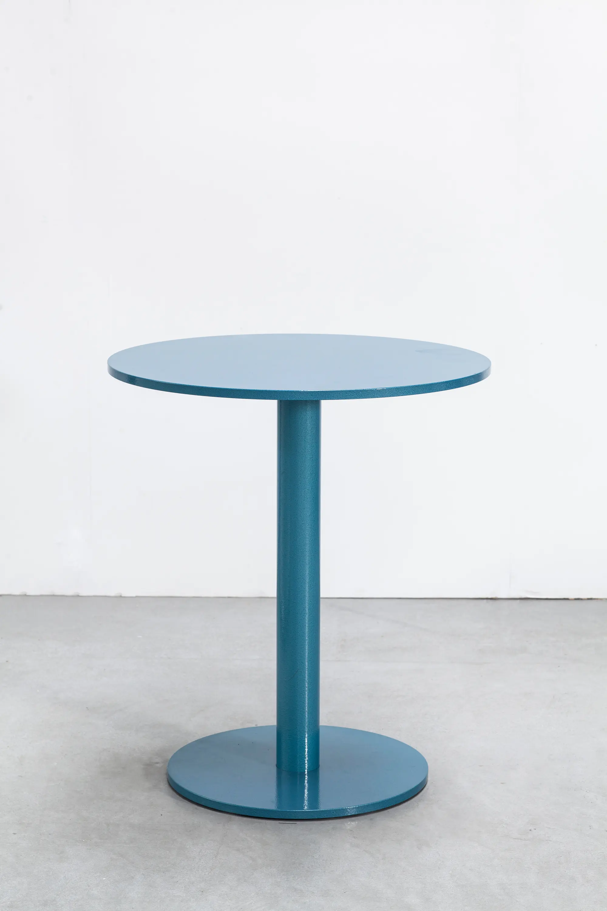 valerie_objects - round table S | hammerpaint blue
