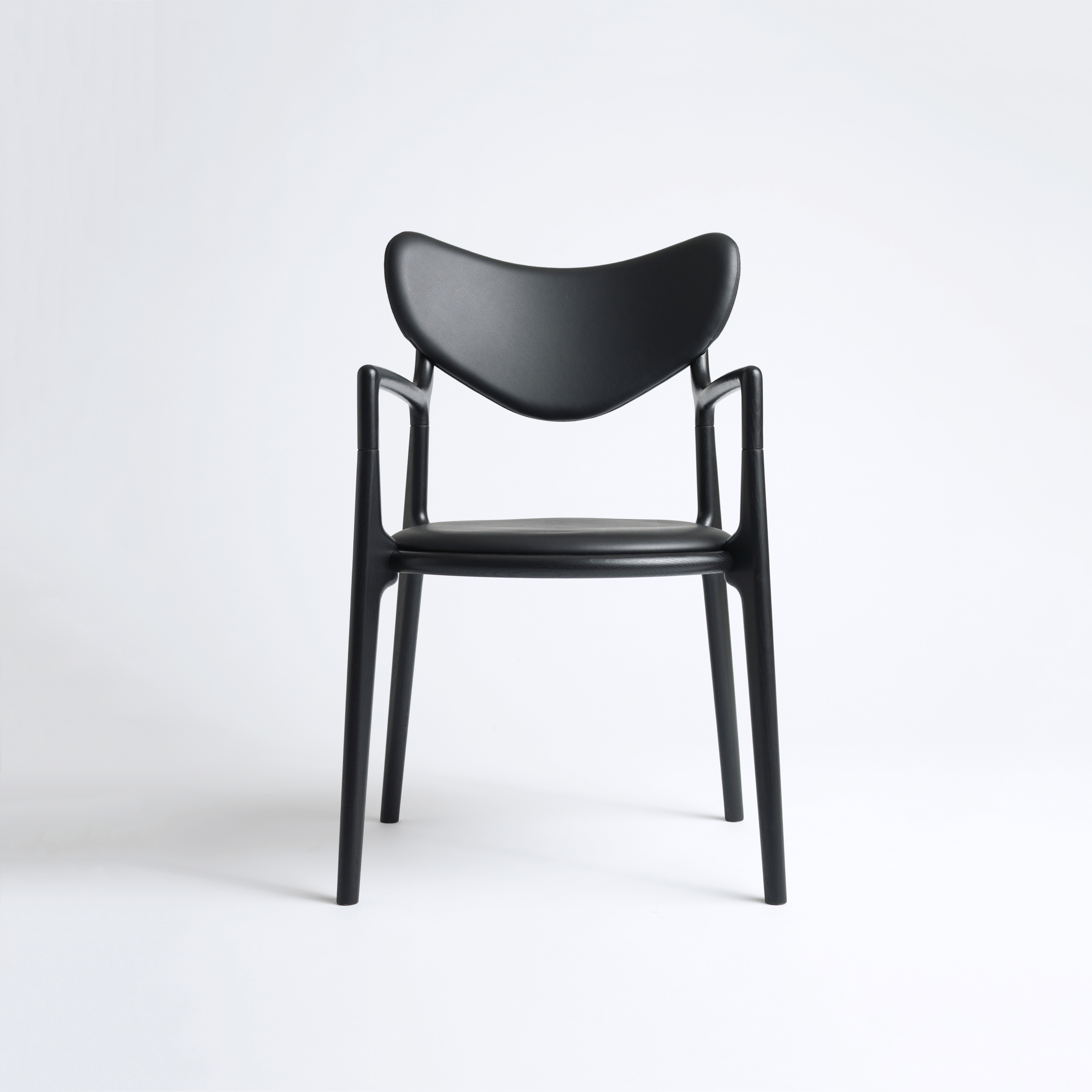 Mostra il prodotto Salon Chair Oak / Black del produttore Ro Collection