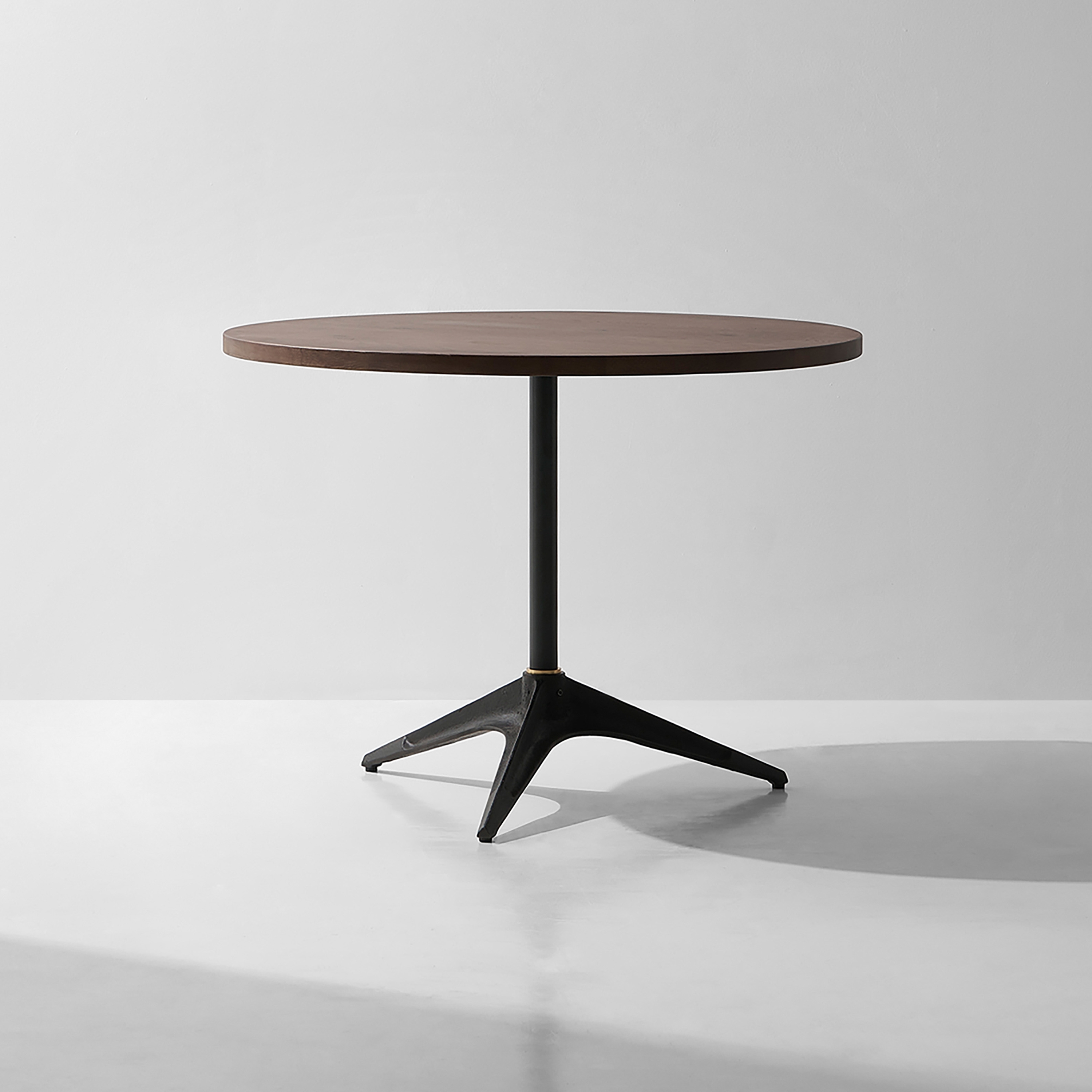 Afficher le produit Compass Bistro Table Circular du fabricant District Eight