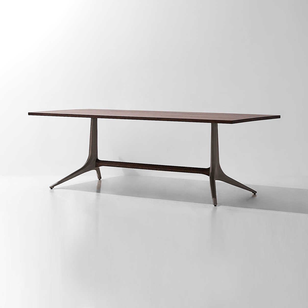 Afficher le produit Kahn Trestle Dining Table du fabricant District Eight