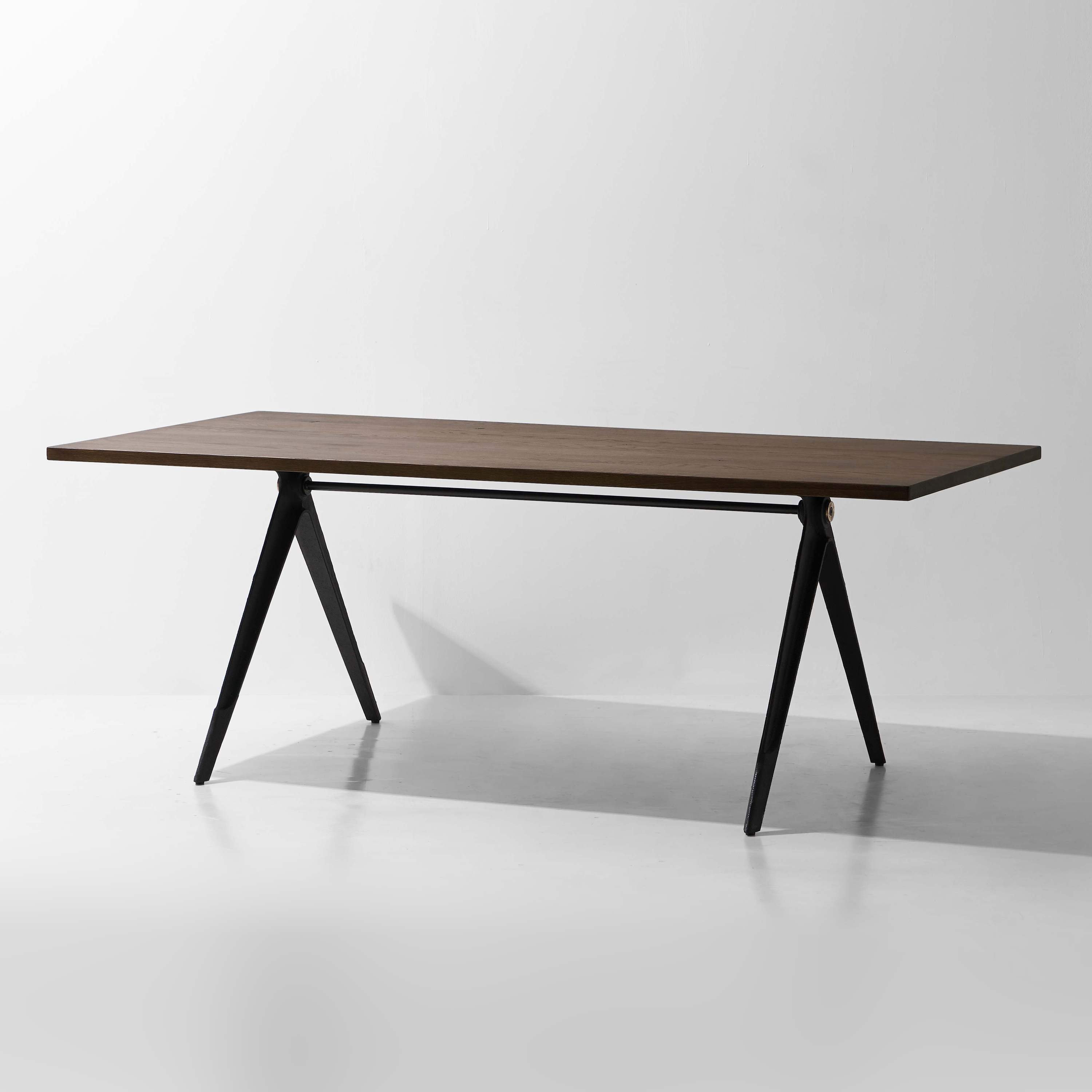 Afficher le produit Compass Dining Table du fabricant District Eight