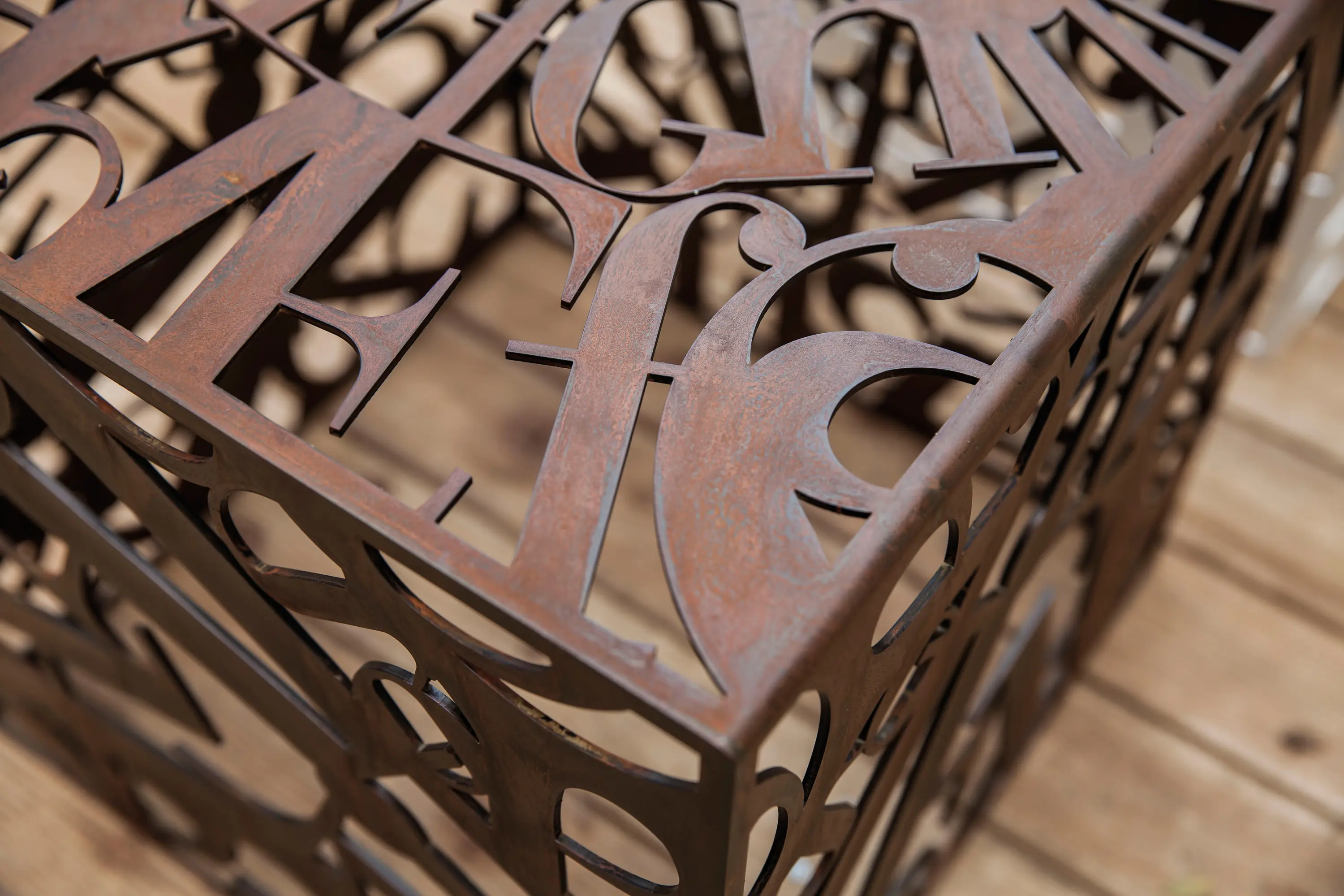 Villevenete - Crow Point Table