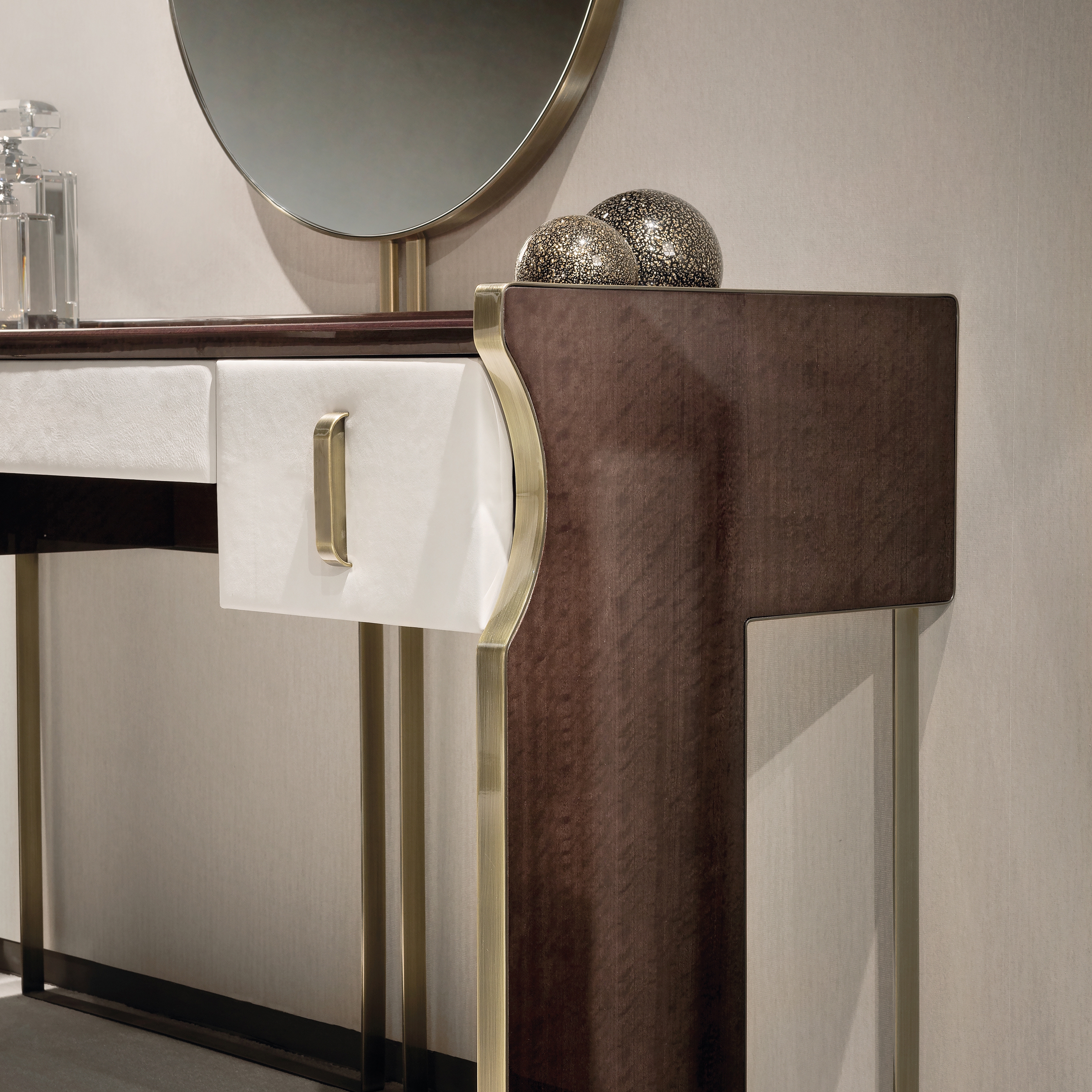 INTERIOR | CONSOLE