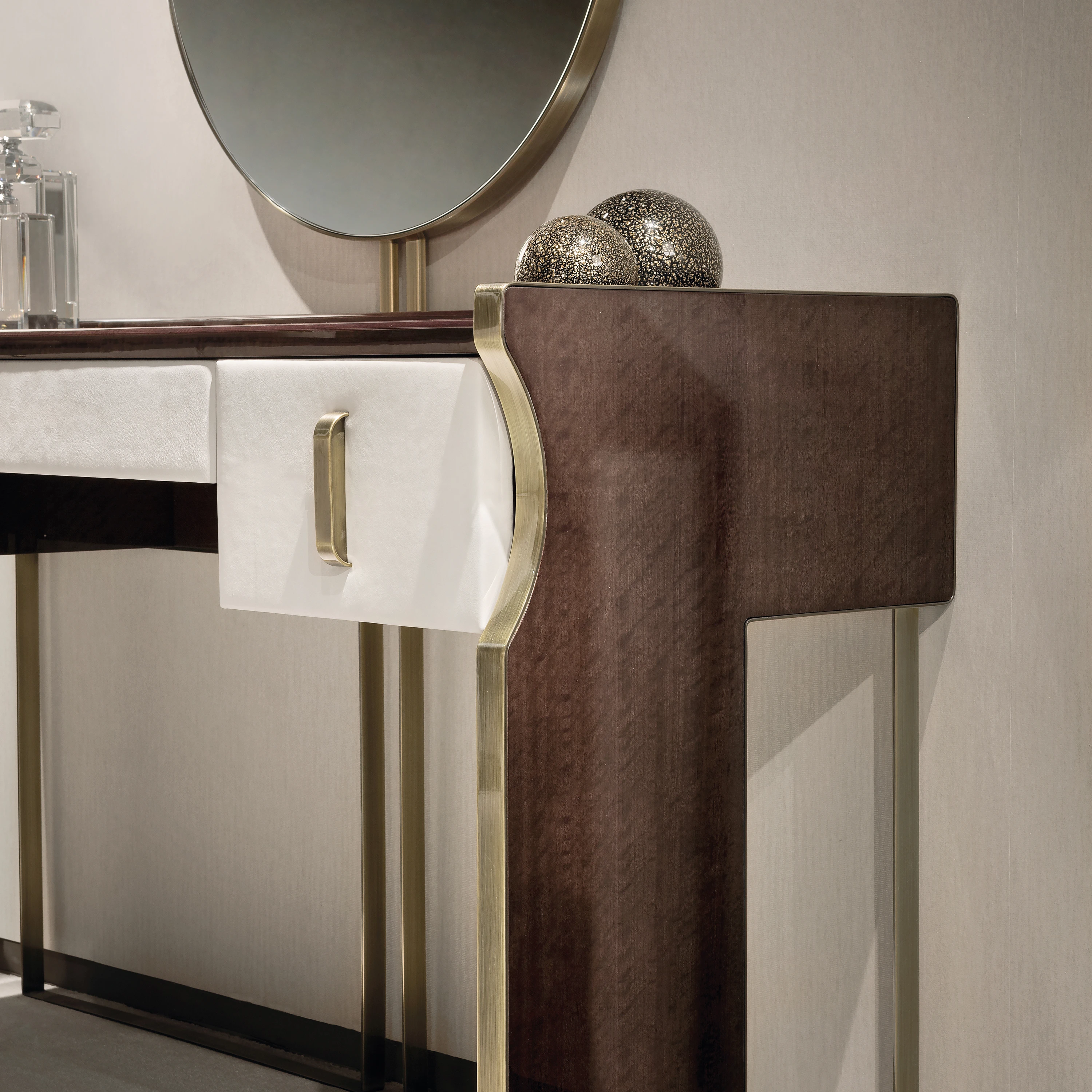INTERIOR | CONSOLE