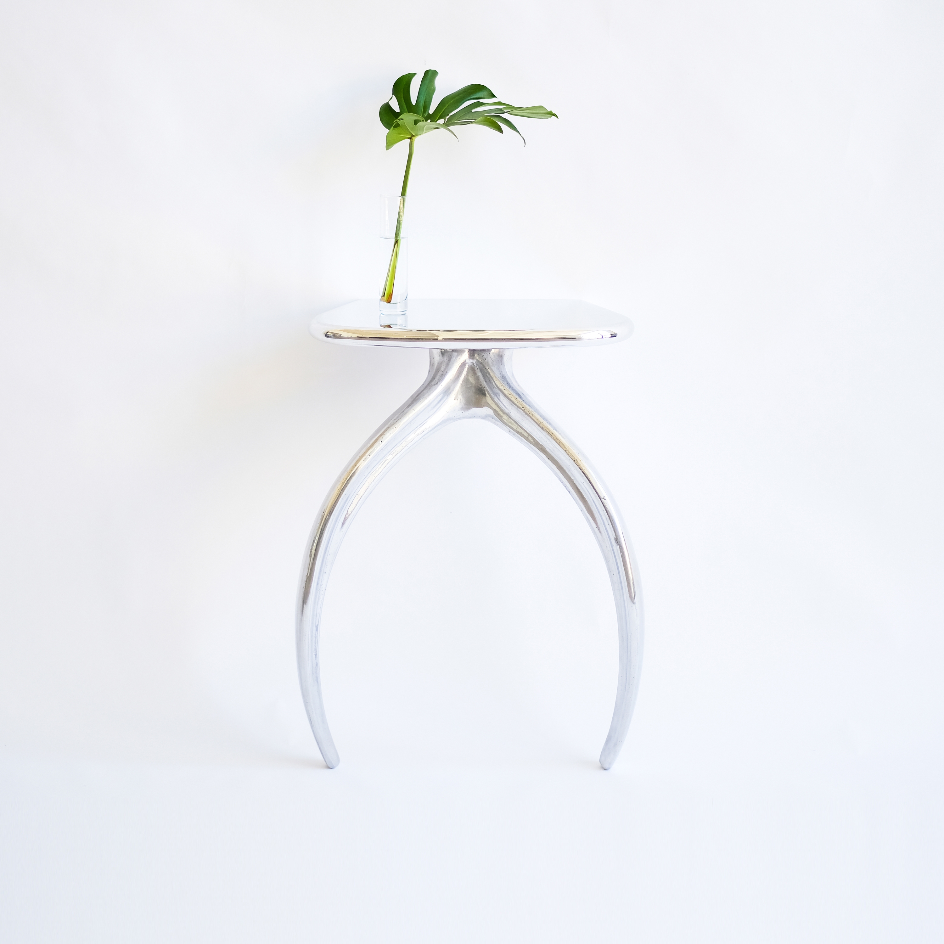 Mostra il prodotto Wishbone Series Console - Aluminum del produttore STACKLAB