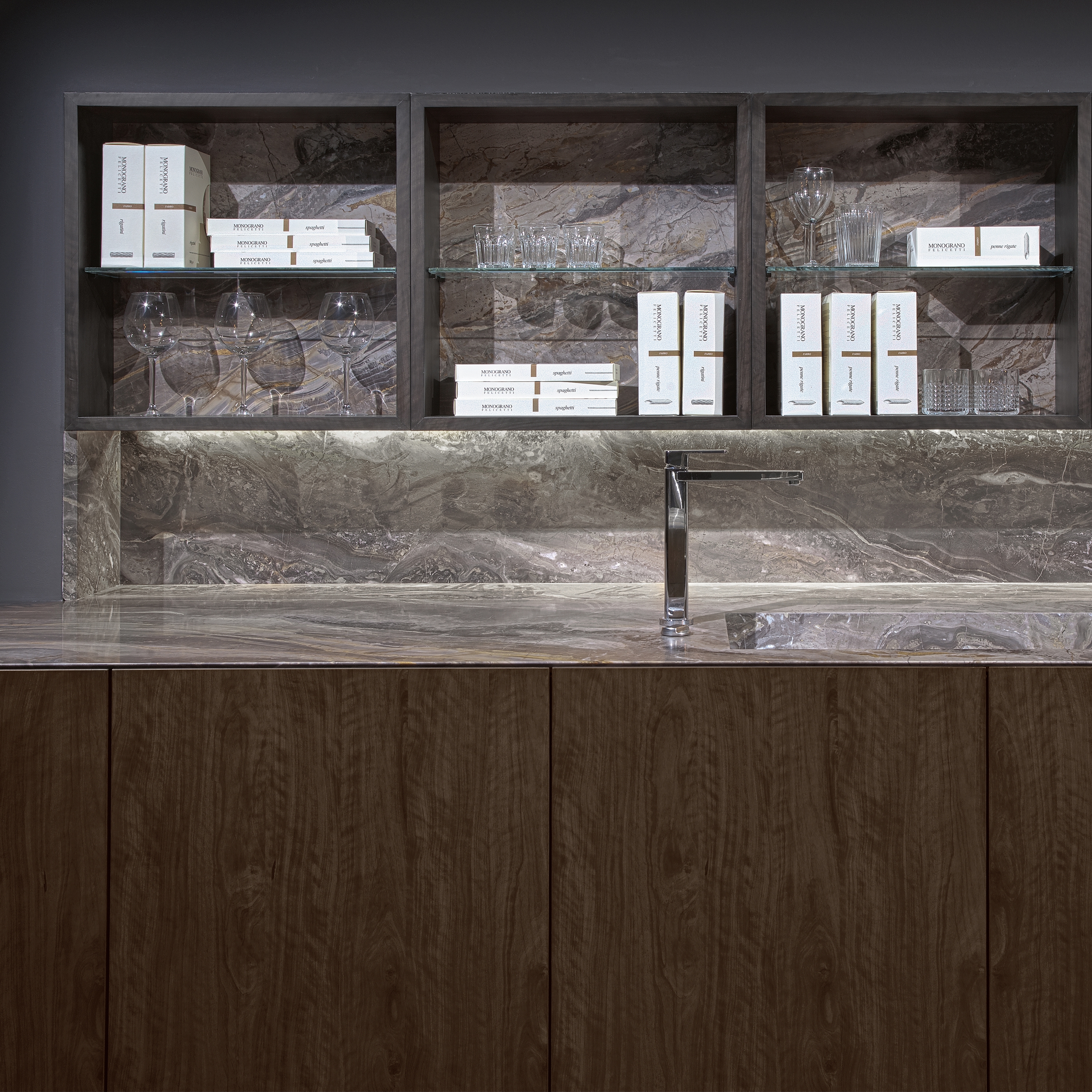 Vertoon produk Frame Wall Unit van vervaardiger Rossana