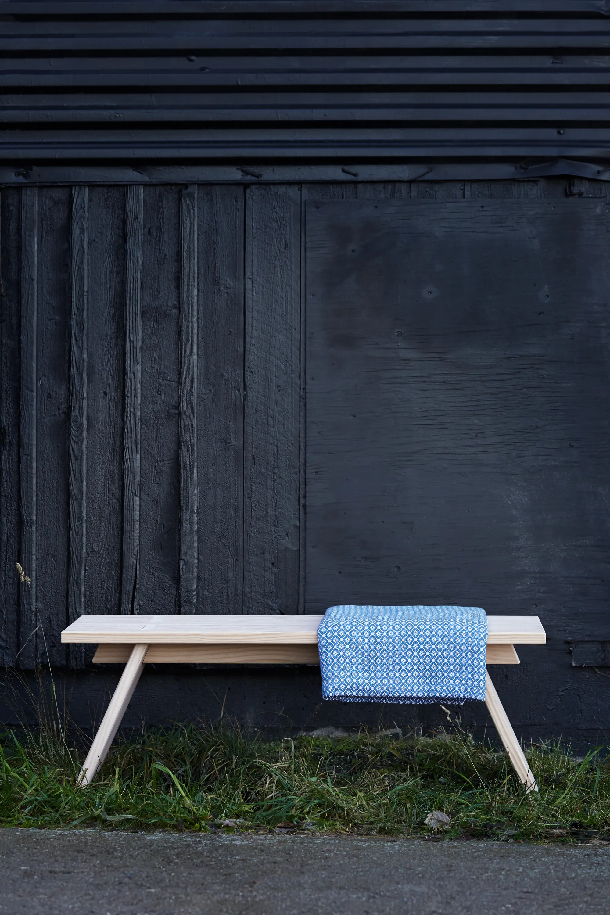 Shaping Objects Scandinavia - Puzzle table 2000 | bench 1800