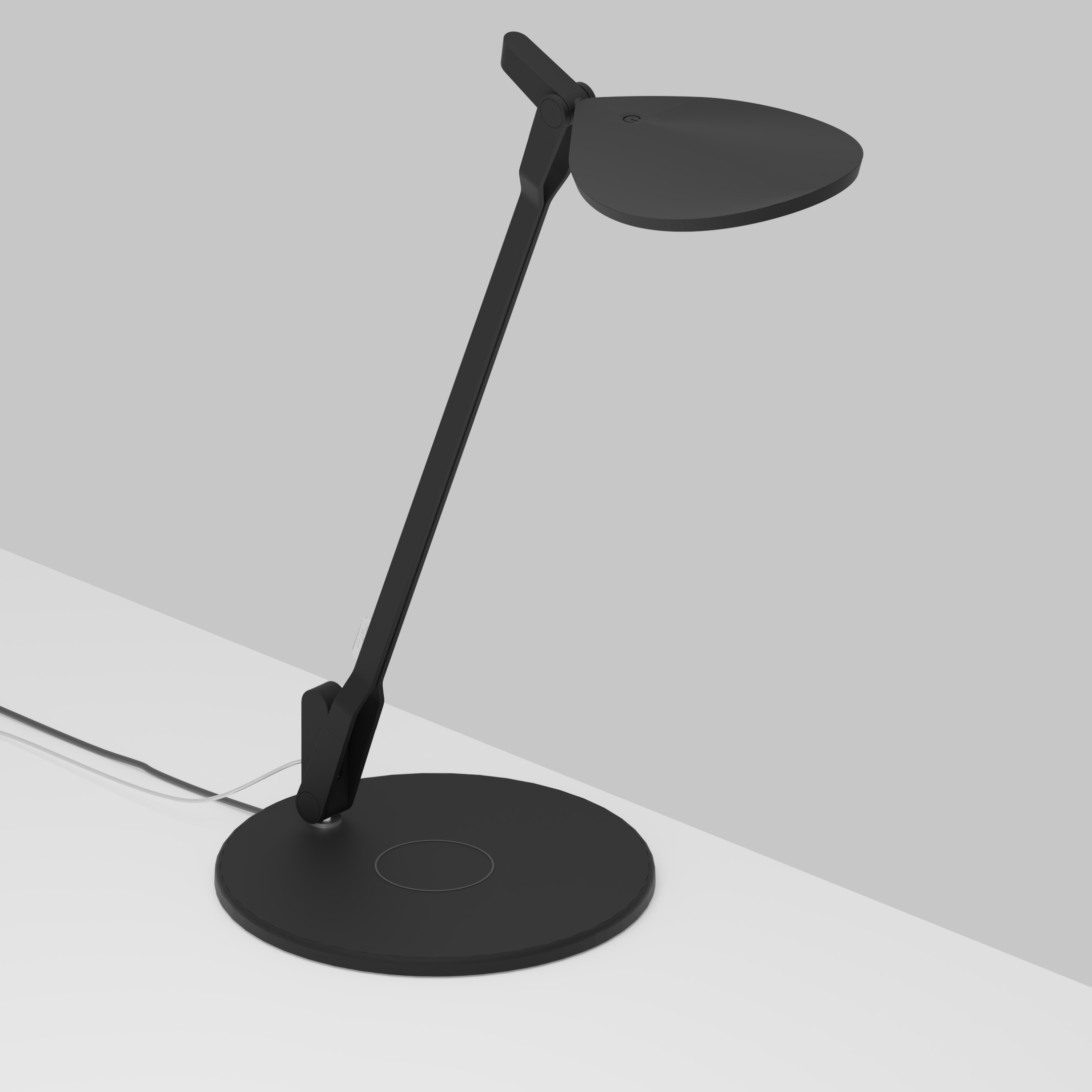 Mostra il prodotto Splitty Pro Desk Lamp with wireless charging Qi base, Matte Black del produttore Koncept