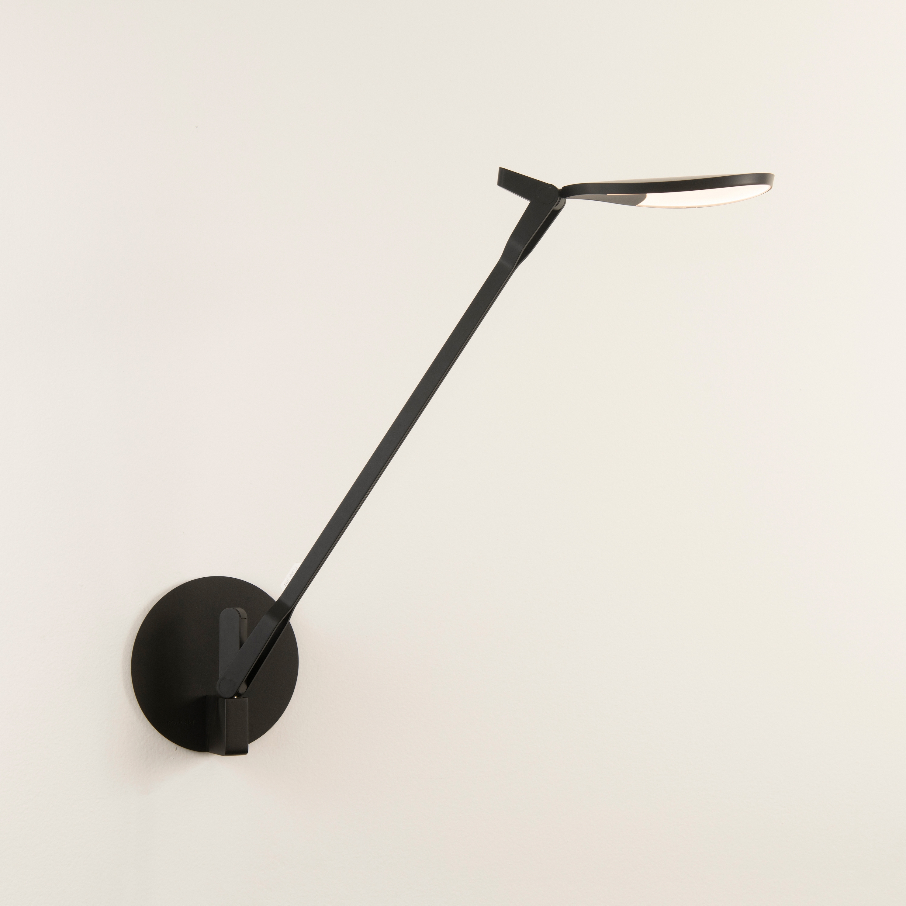 Mostra il prodotto Splitty Pro Desk Lamp with hardwire wall mount, Matte Black del produttore Koncept