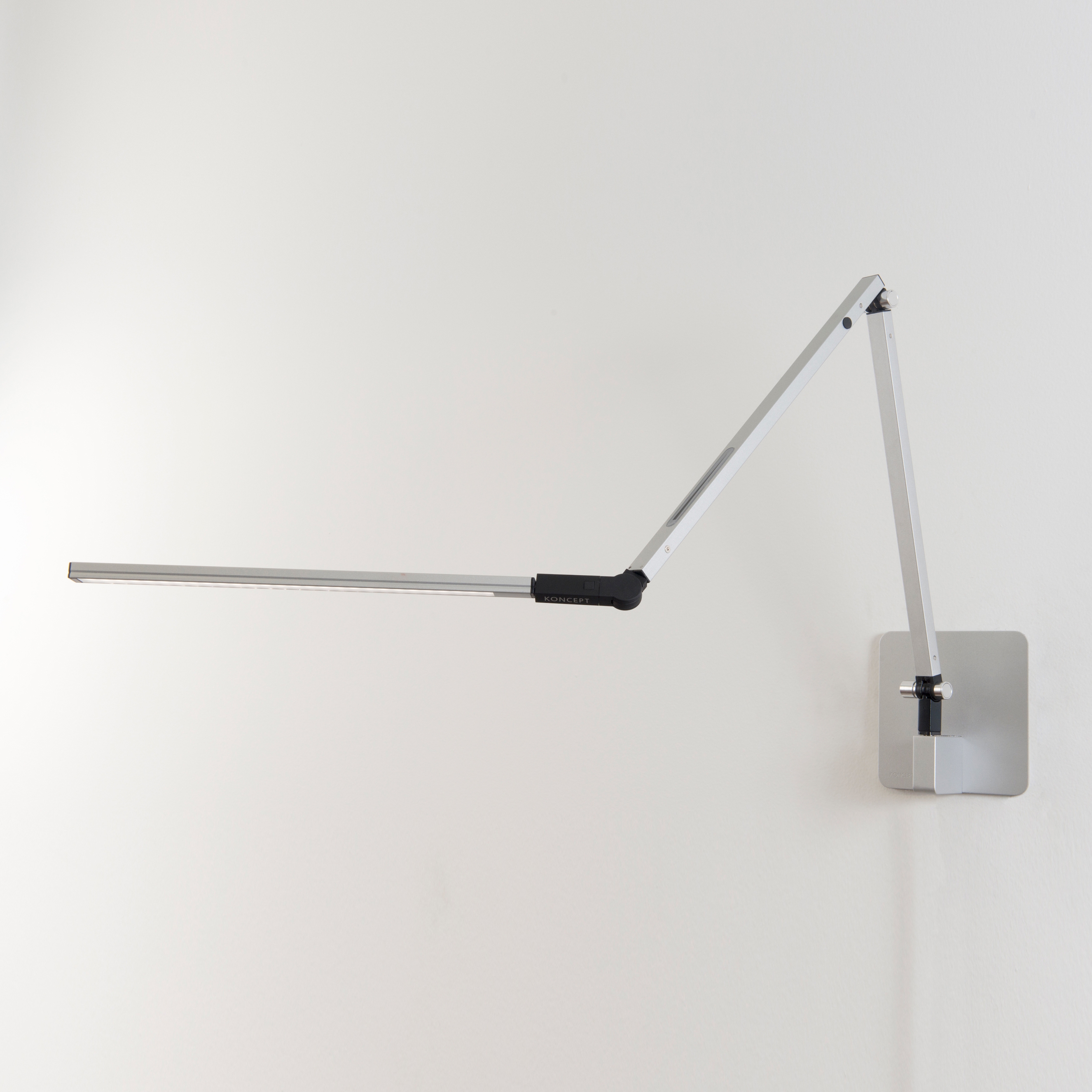 Mostra il prodotto Z-Bar Desk Lamp with hardwire wall mount, Silver del produttore Koncept