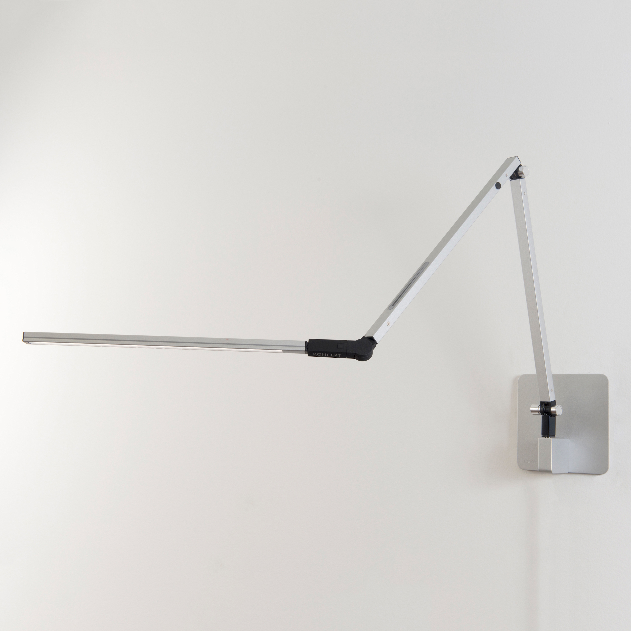 Mostra il prodotto Z-Bar mini Desk Lamp with hardwire wall mount, Silver del produttore Koncept