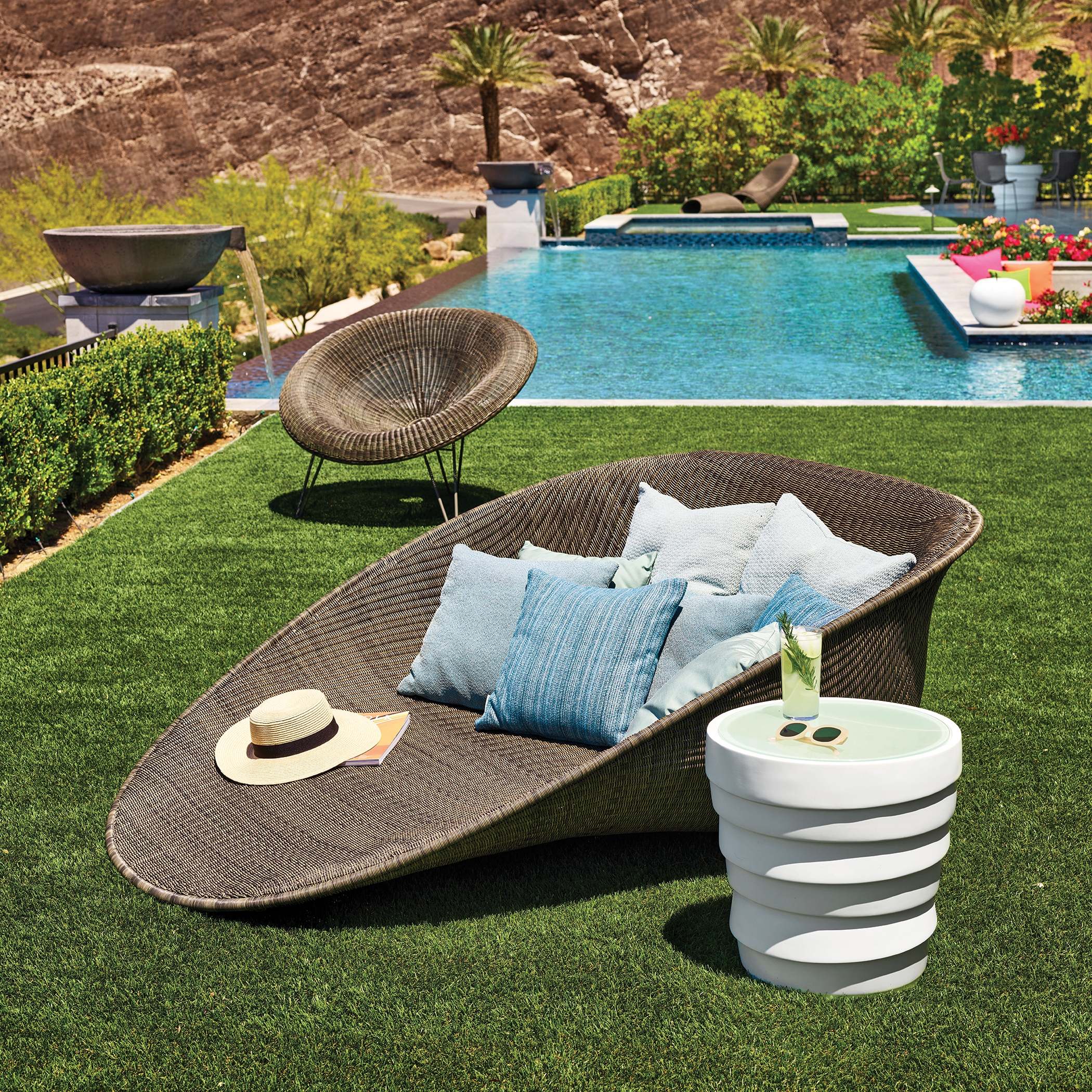 LOUNGERS