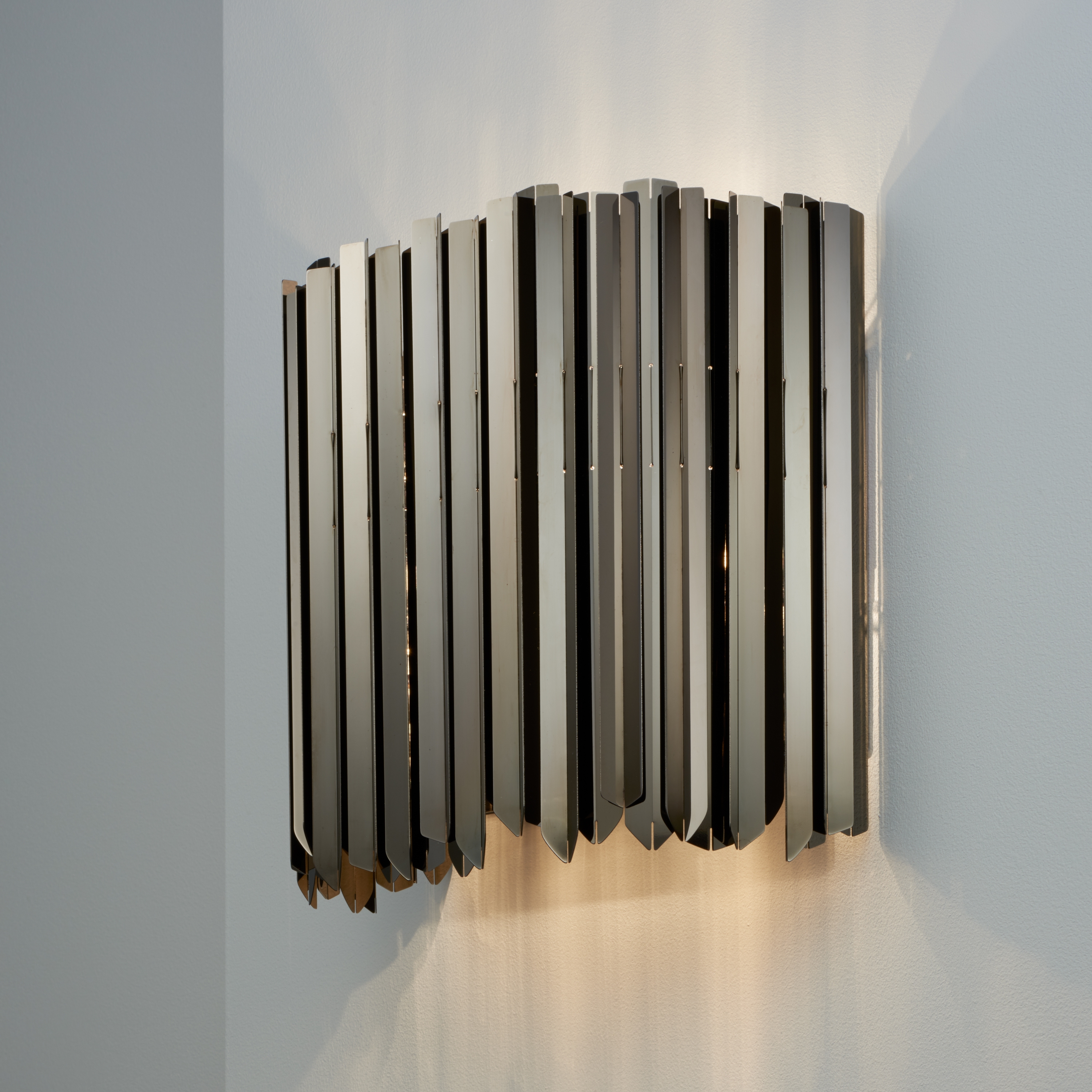 Afficher le produit Facet Wall Light polished black nickel du fabricant Tom Kirk Lighting