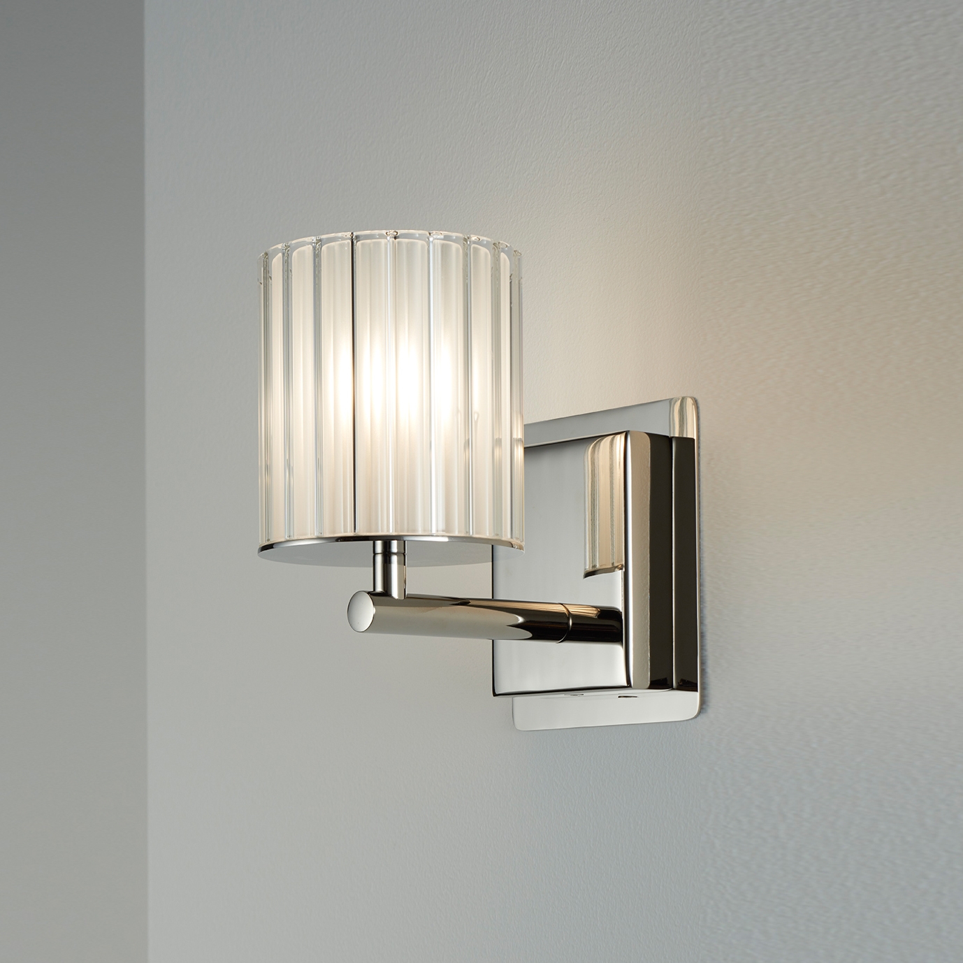 Mostrar el producto Flute Wall Light polished nickel del fabricante Tom Kirk Lighting