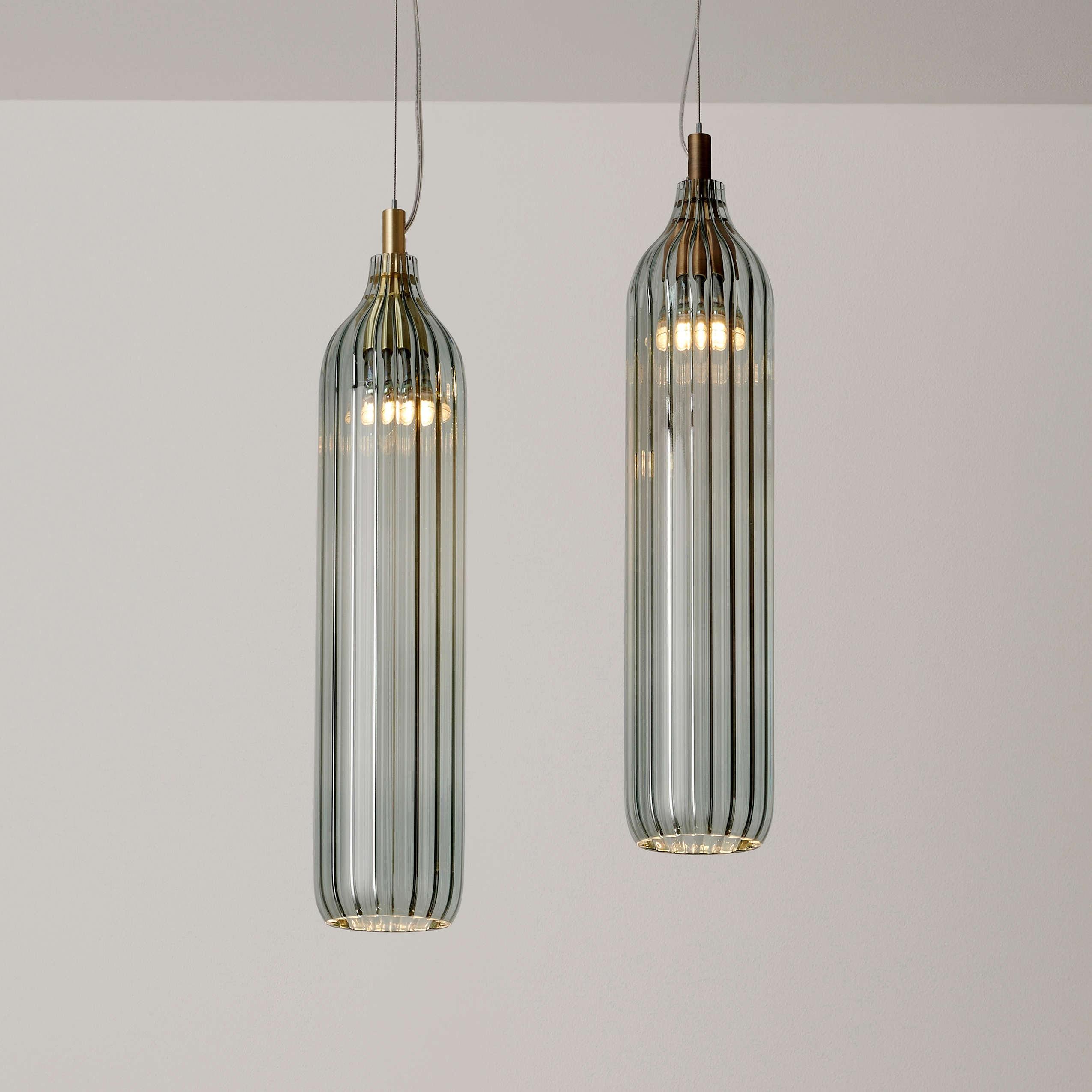 Mostrar el producto Flute Pendant smoke del fabricante Tom Kirk Lighting