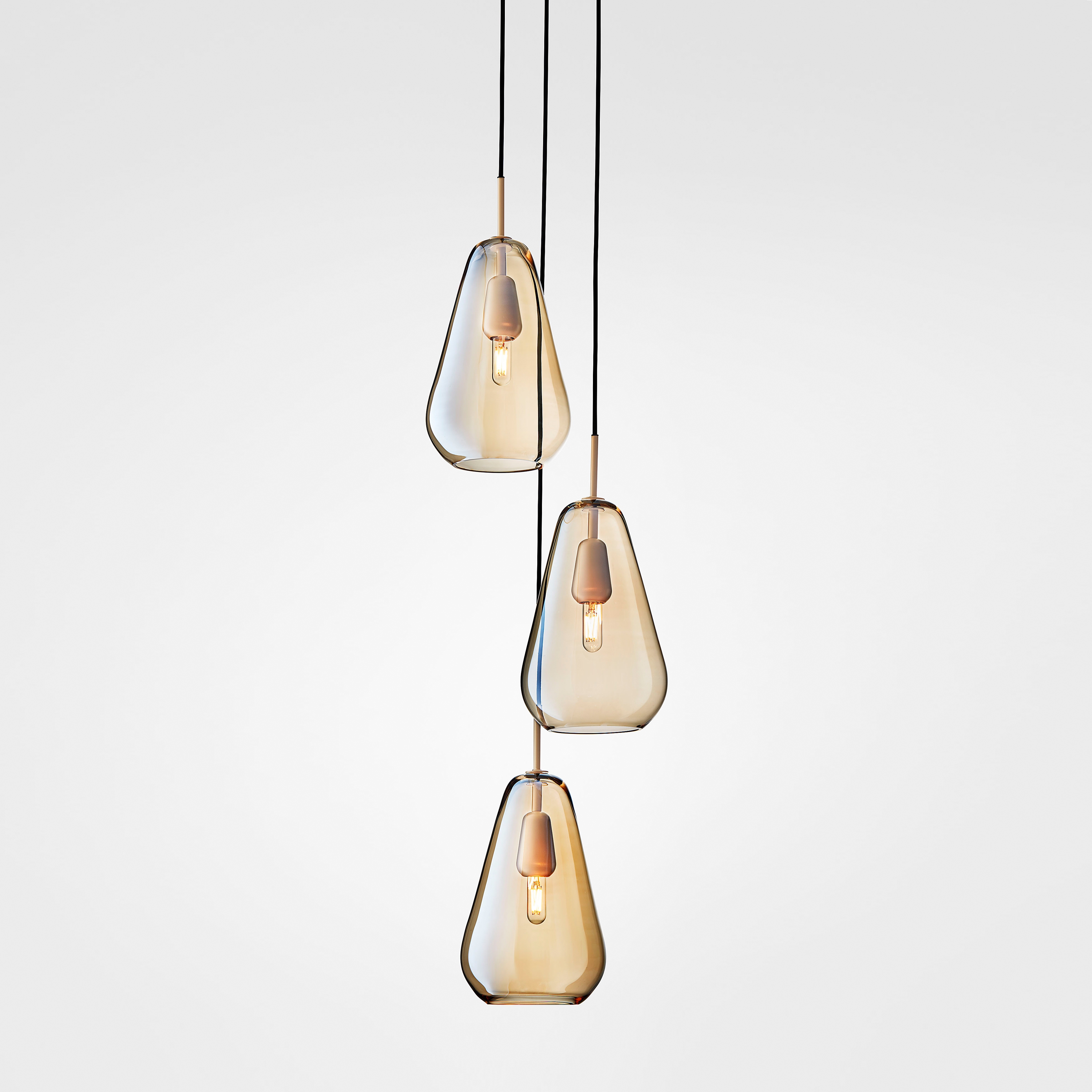 Mostrar el producto Anoli 3 drop-shaped pendant light in glass del fabricante Nuura