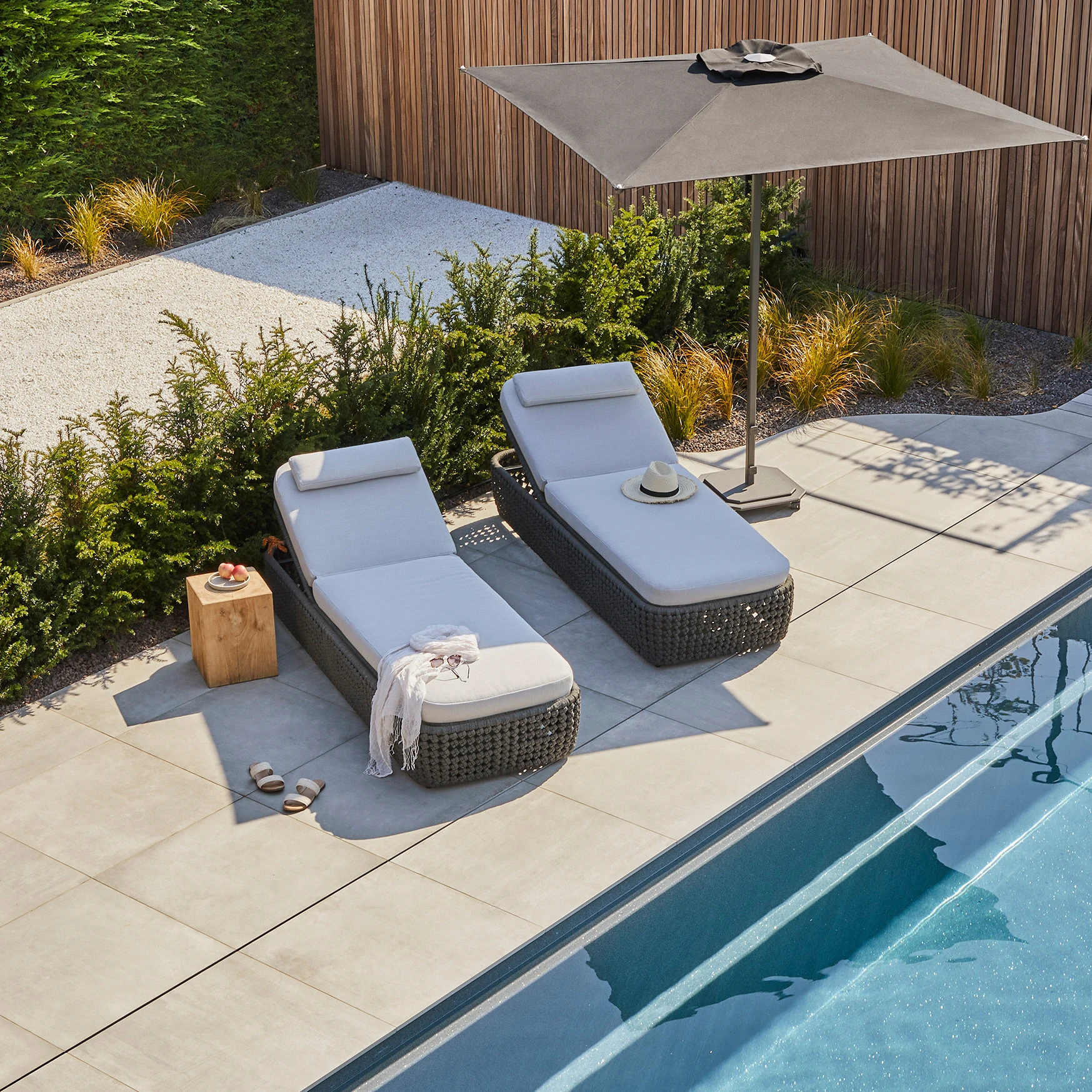 LOUNGERS