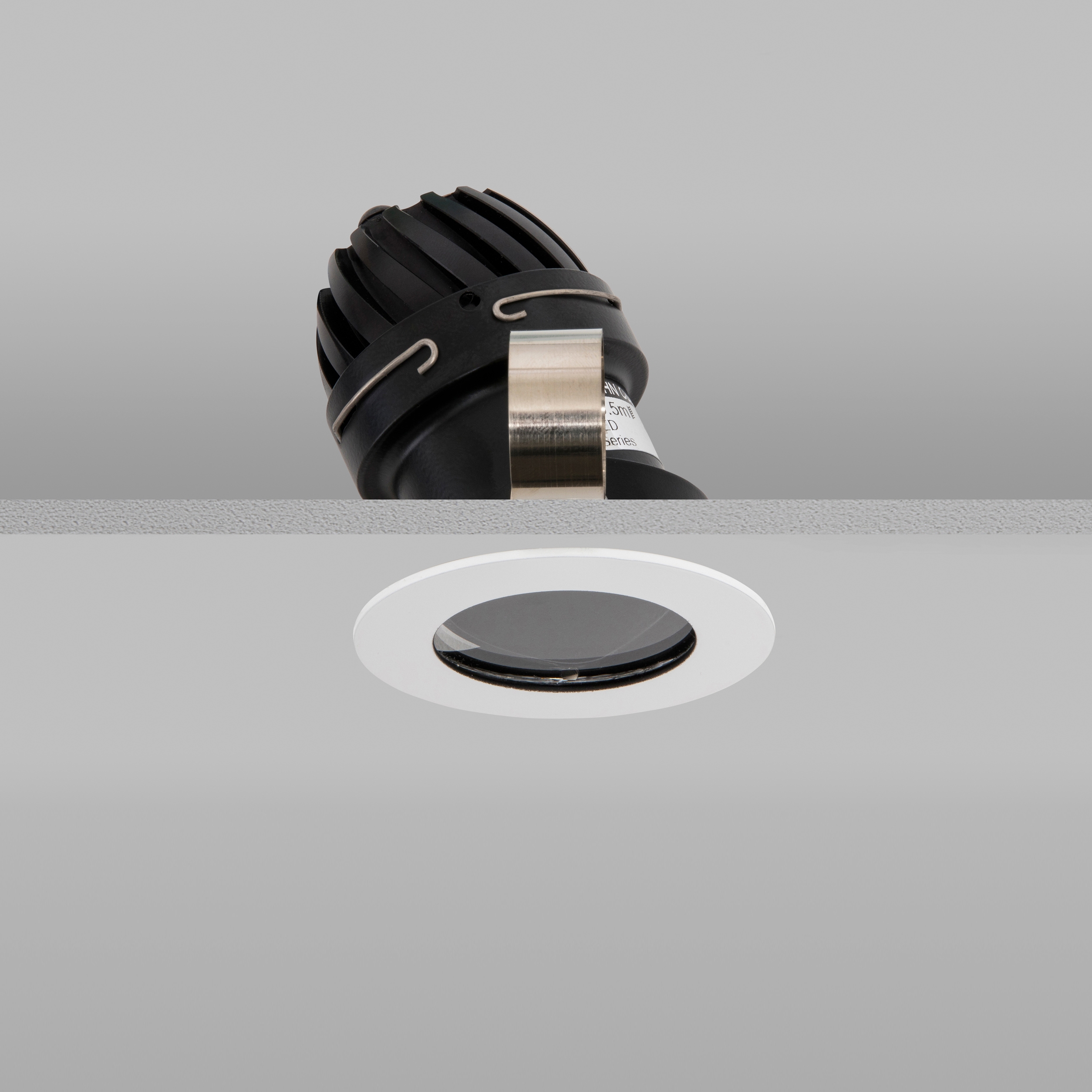 Mostra il prodotto Aquabeam 50 White Medium 2700K Flush Plaster-in del produttore John Cullen Lighting