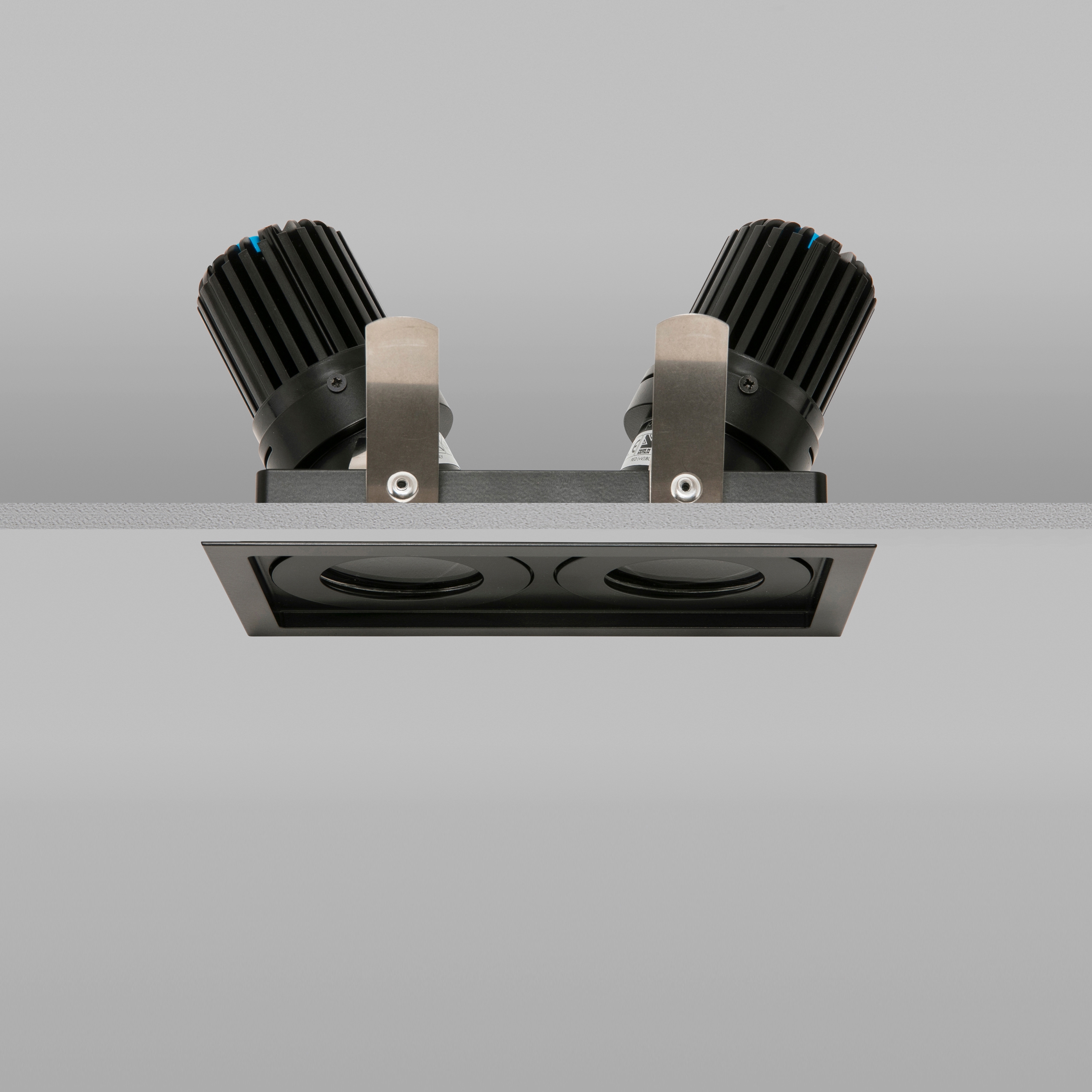 Vertoon produk AquaSquare Double Trim 50+ Black Narrow 3000K van vervaardiger John Cullen Lighting