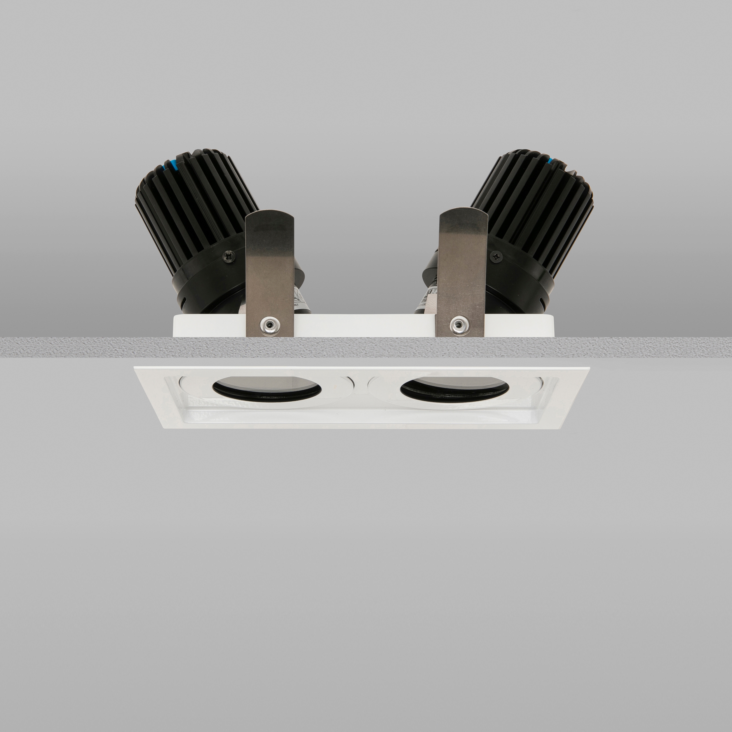 Afficher le produit AquaSquare Double Trim 50+ White Medium 2700K du fabricant John Cullen Lighting