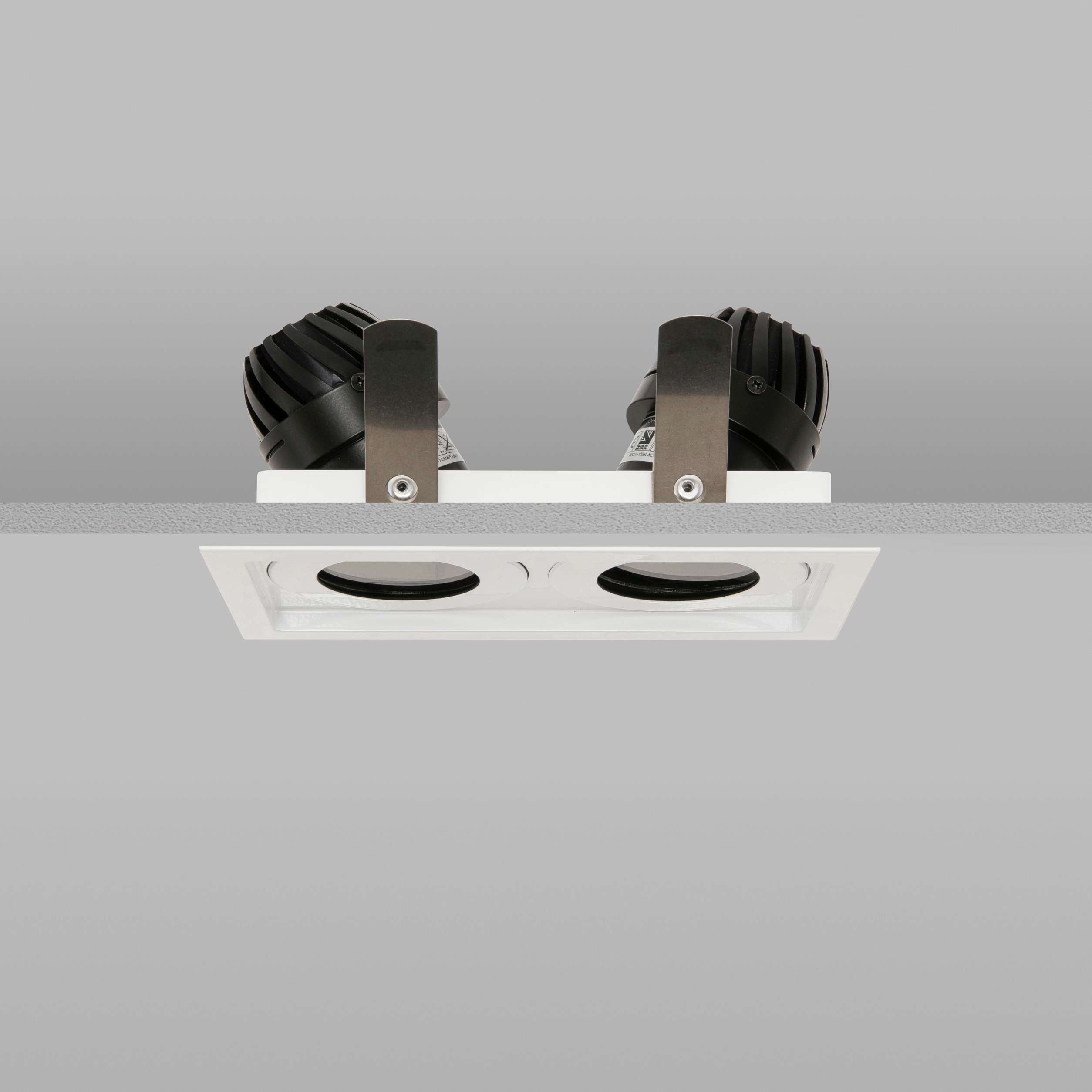 Afficher le produit AquaSquare Double Trimless 50 White Medium 2700K du fabricant John Cullen Lighting