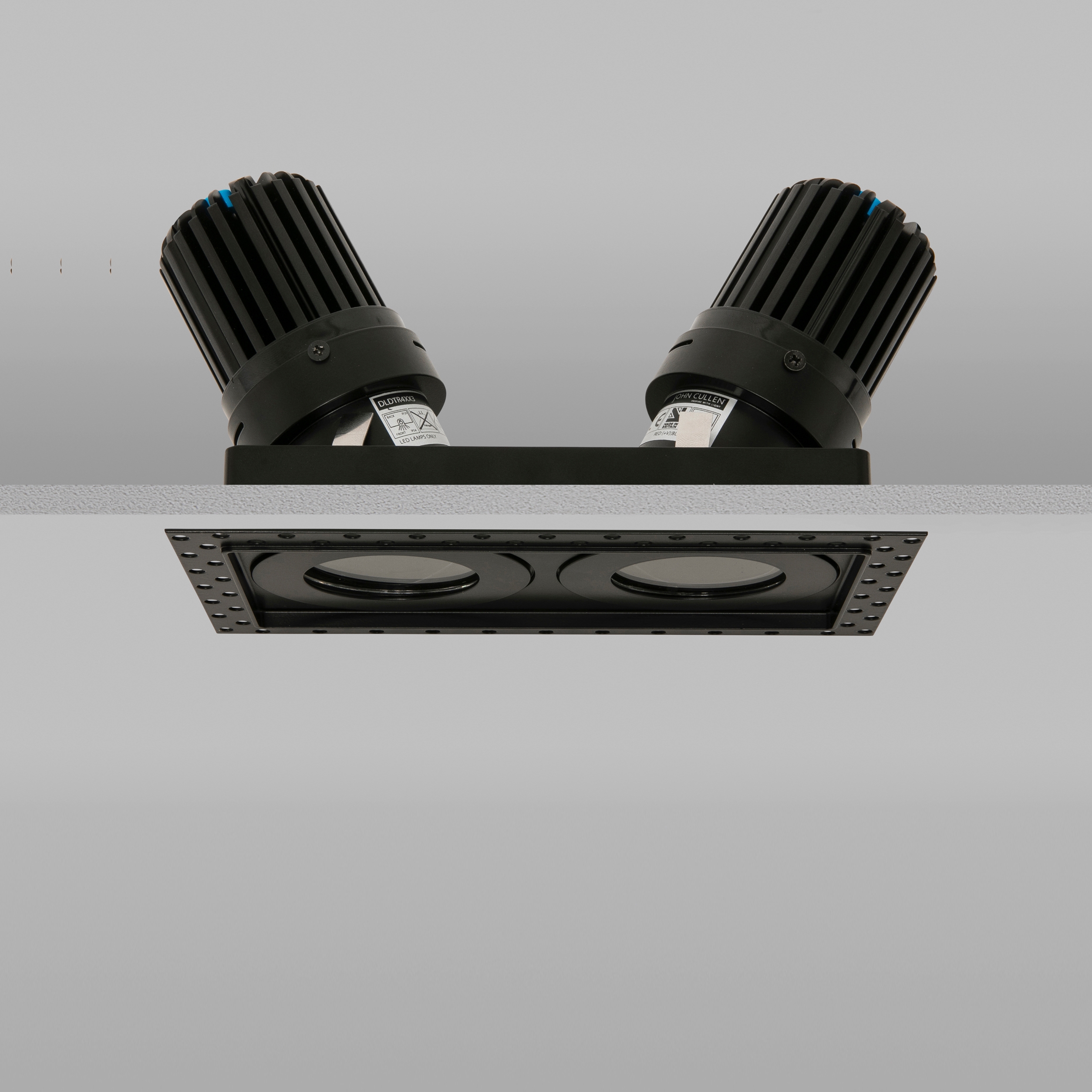 Vertoon produk AquaSquare Double Trimless 50+ Black Medium 3000K van vervaardiger John Cullen Lighting