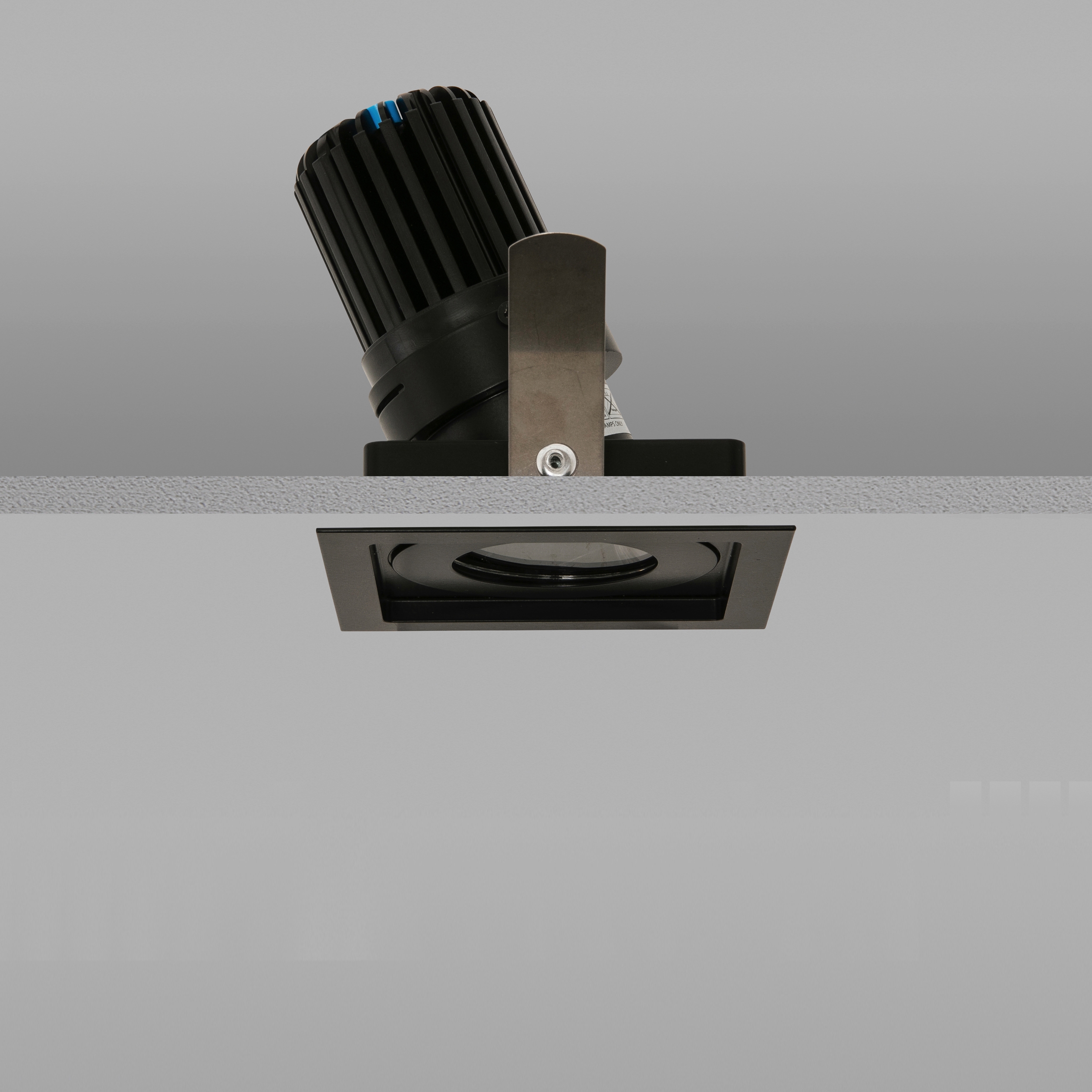 Produkt AquaSquare Trim 50+ Black Medium 2700K des Herstellers John Cullen Lighting anzeigen